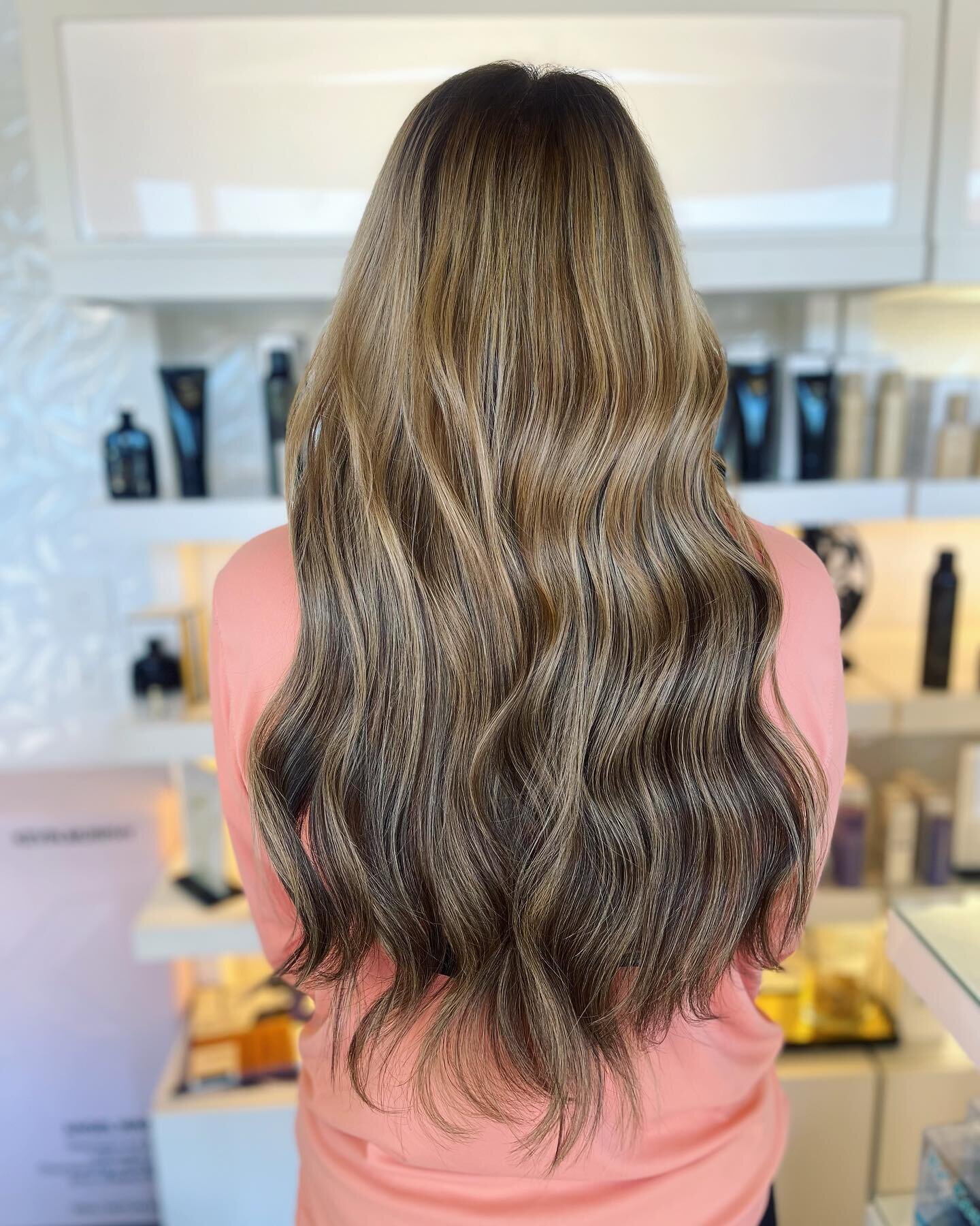 Full head oh highlights and lowlight and a full head of hantied extensions and Ktips mwah 😘 (@hairbytylerbarajas )
.
Secure a reservation 
(405.285-5562)
www.hermosa.salon
.
#goldwellapprovedus #extensions #bellamihairpro #edmondsalon #okchair #hair