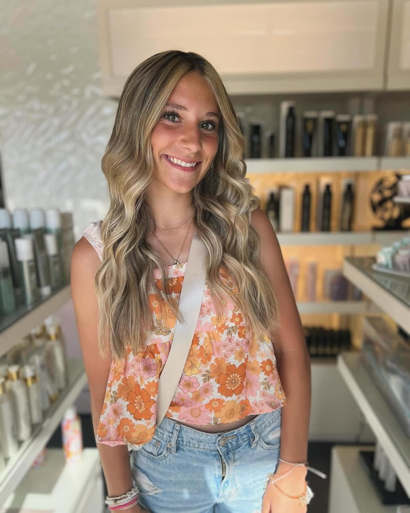 ✨ Transforming blondes into bombshells! 💁&zwj;♀️ Our client left feeling like a total goddess after her stunning refresh at Hermosa Salon. Whether you&rsquo;re dreaming of sun-kissed highlights or icy platinum locks, our talented team is here to mak