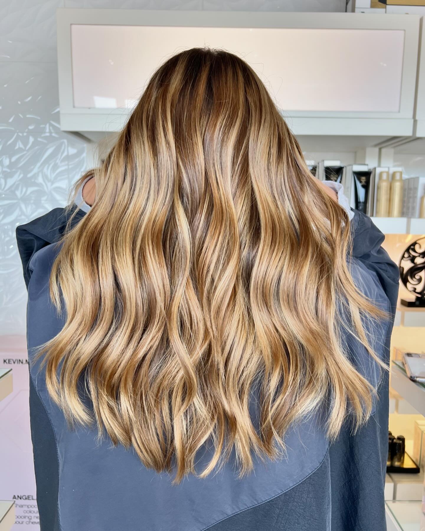 Golden hour ⭐️⭐️⭐️ 
&bull;
&bull;
&bull;
&bull;
To achieve this look we used our shine moisturizing cream and our heat protection by ✨Oribe✨  #oribe #oribeobsessed #oribehair #hairsylist #goldenhour #hair #hairsalon #hermosasalon @hairby_tima
