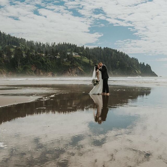 Sneak peek of this incredible elopement on the Oregon Coast. What an incredible day! @xkarissamarie