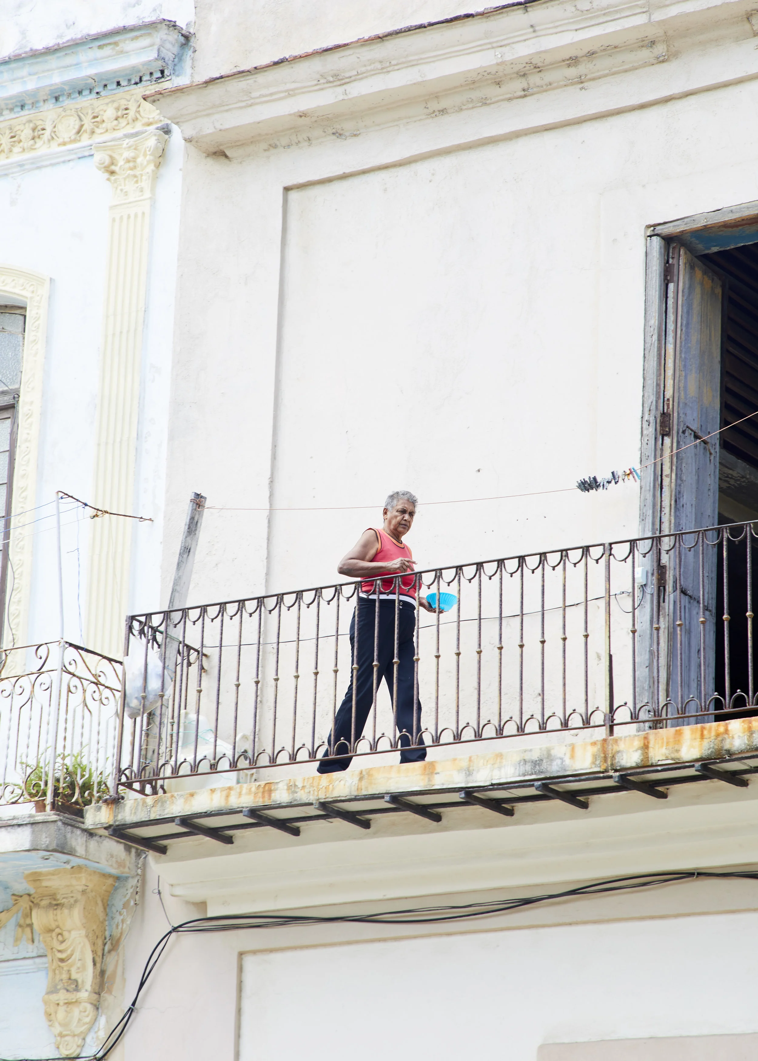 LIMPIANDO EL BALCÓN