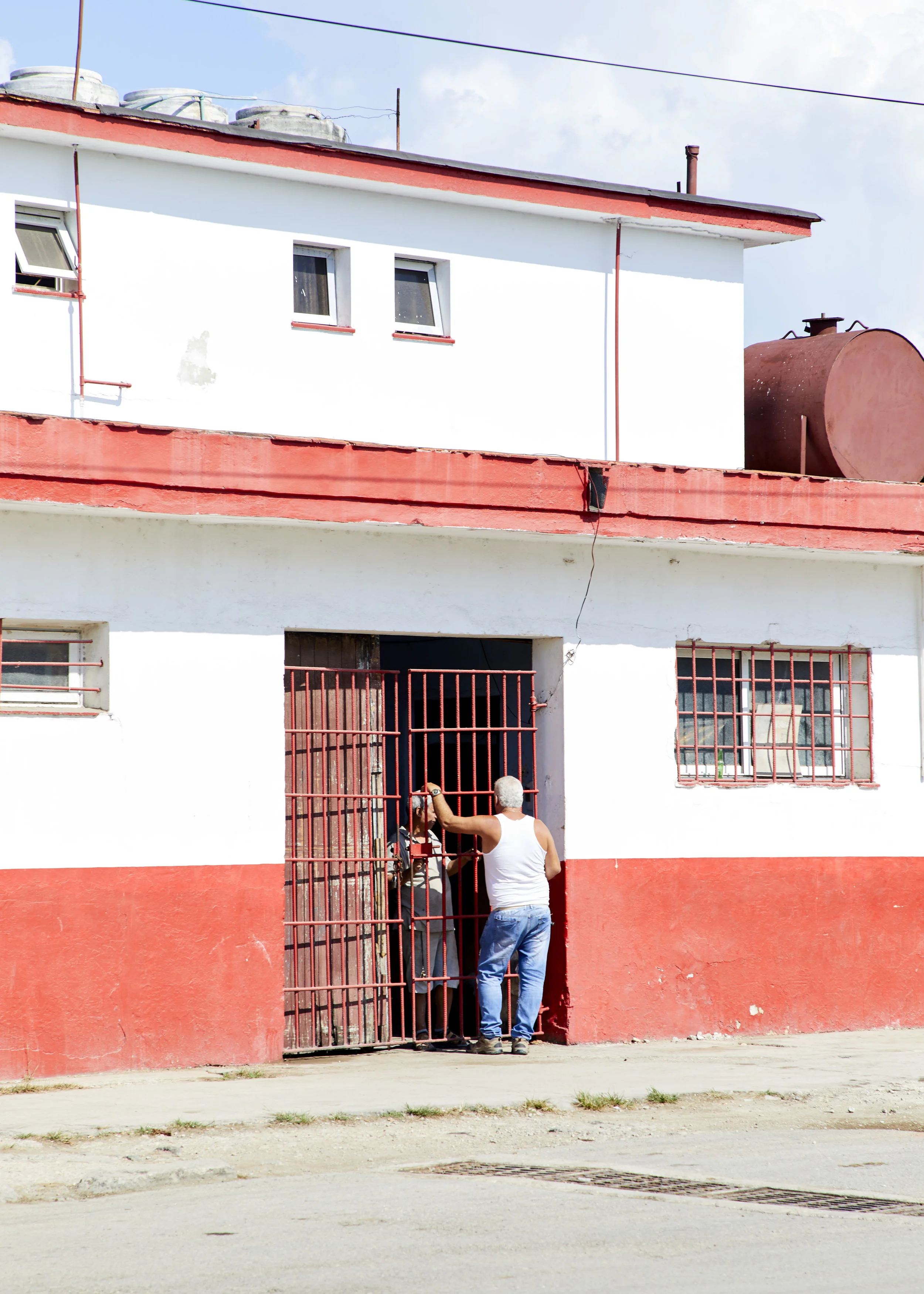 PUERTA DE LA PRISIÓN