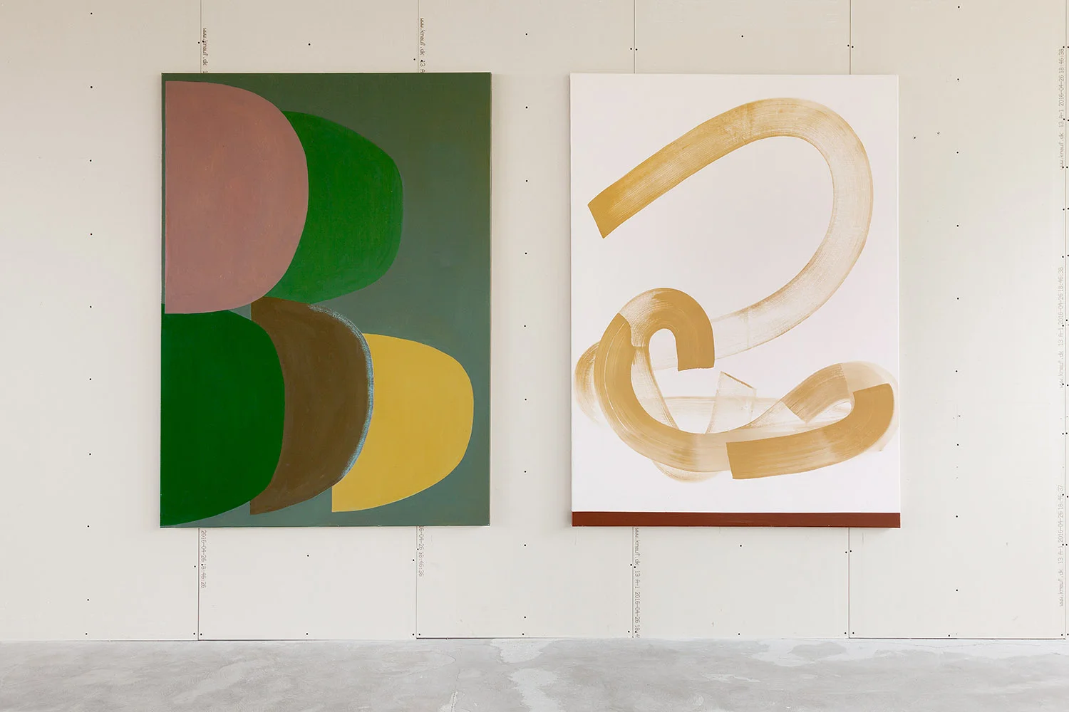 Maya Stefania : Fem former med overlap, 185 x 135 cm, olie på lærred. Tre strøg med okker, 185 x 135 cm, olie på lærred, 2017