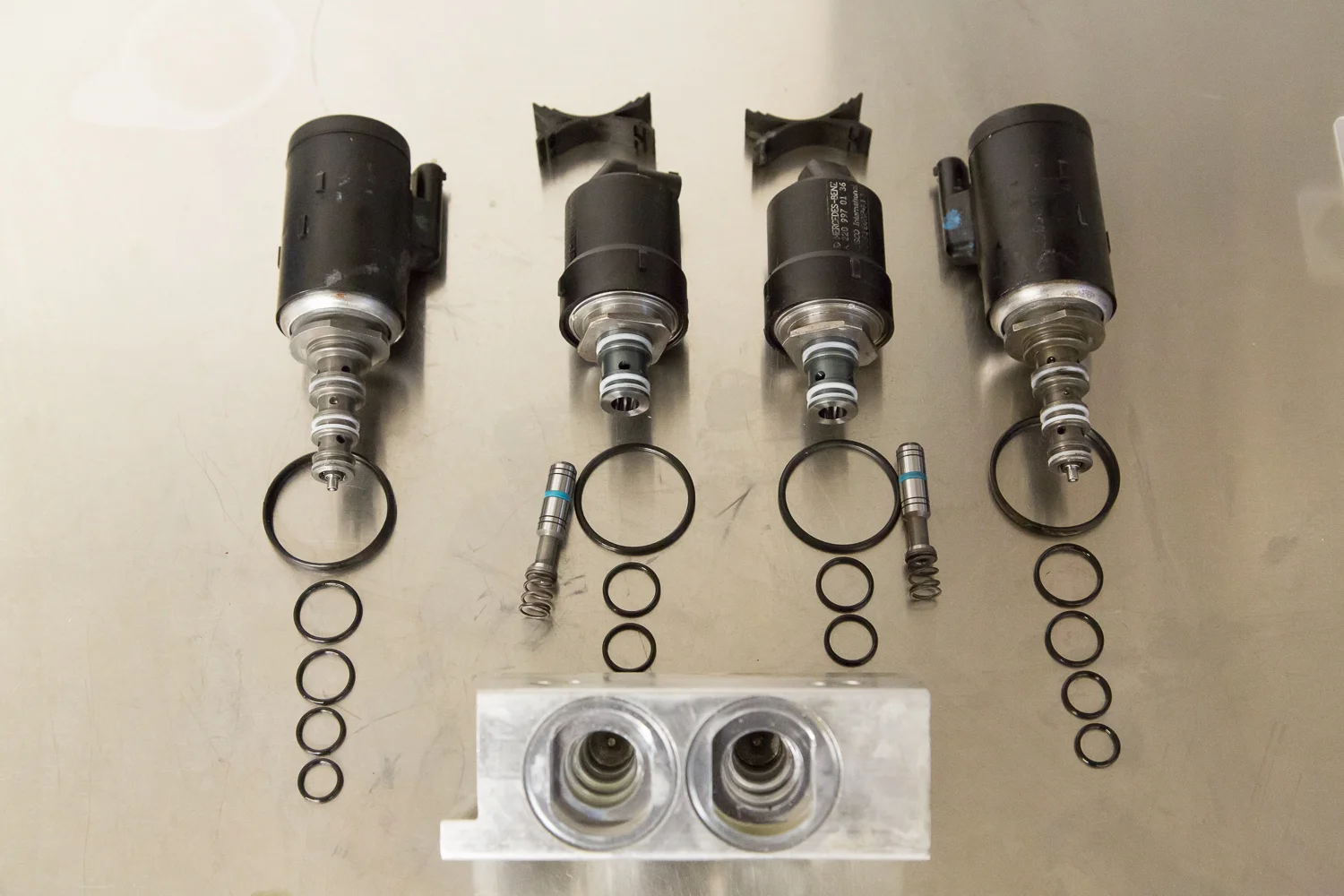 thumbnail interactive-video image 1 of 42-Piece ABC Suspension Valve Block PTFE Seal Rebuild Kit For Mercedes – Bandb Reseal Kit 1 of 3