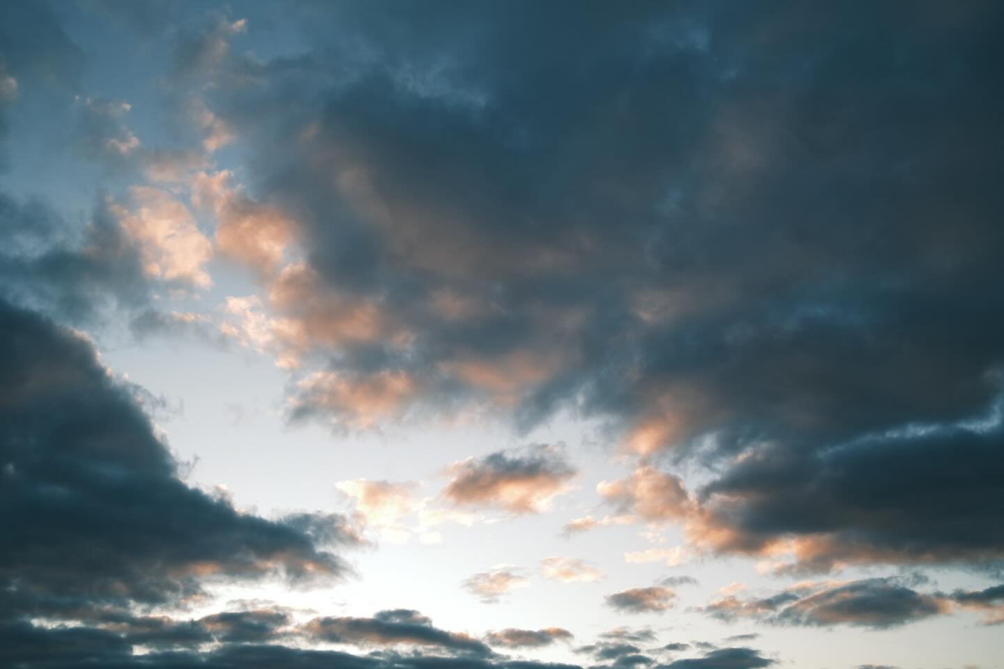 The blush of dawn over the Long Island Sound. 
Where Fret is rooted. Where we find our inspiration. 
Our collection is born from these timeless landscapes&mdash;quiet elegance with a whisper of understated grace. 
📸 @chrisjcrowley_ 

#NorthShore #Lo