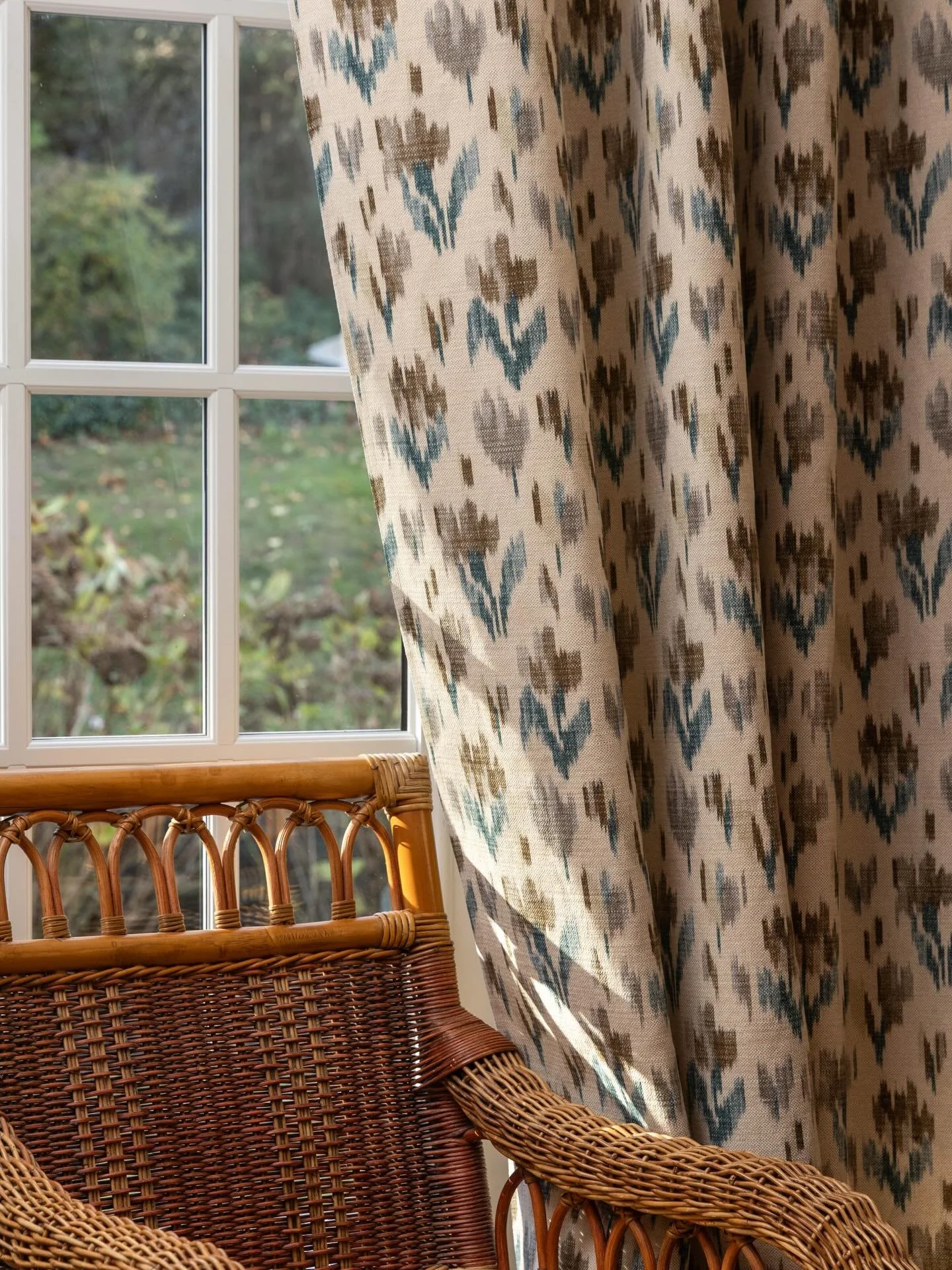 TULIP GARDEN / #136-1 in Driftwood, Blues on Beige. 
Inspired by French antiques that grace the interiors of the historic estates on the North Shore, our Tulip Garden print captures the casual elegance of stately homes,&nbsp;
Crafted with natural fib