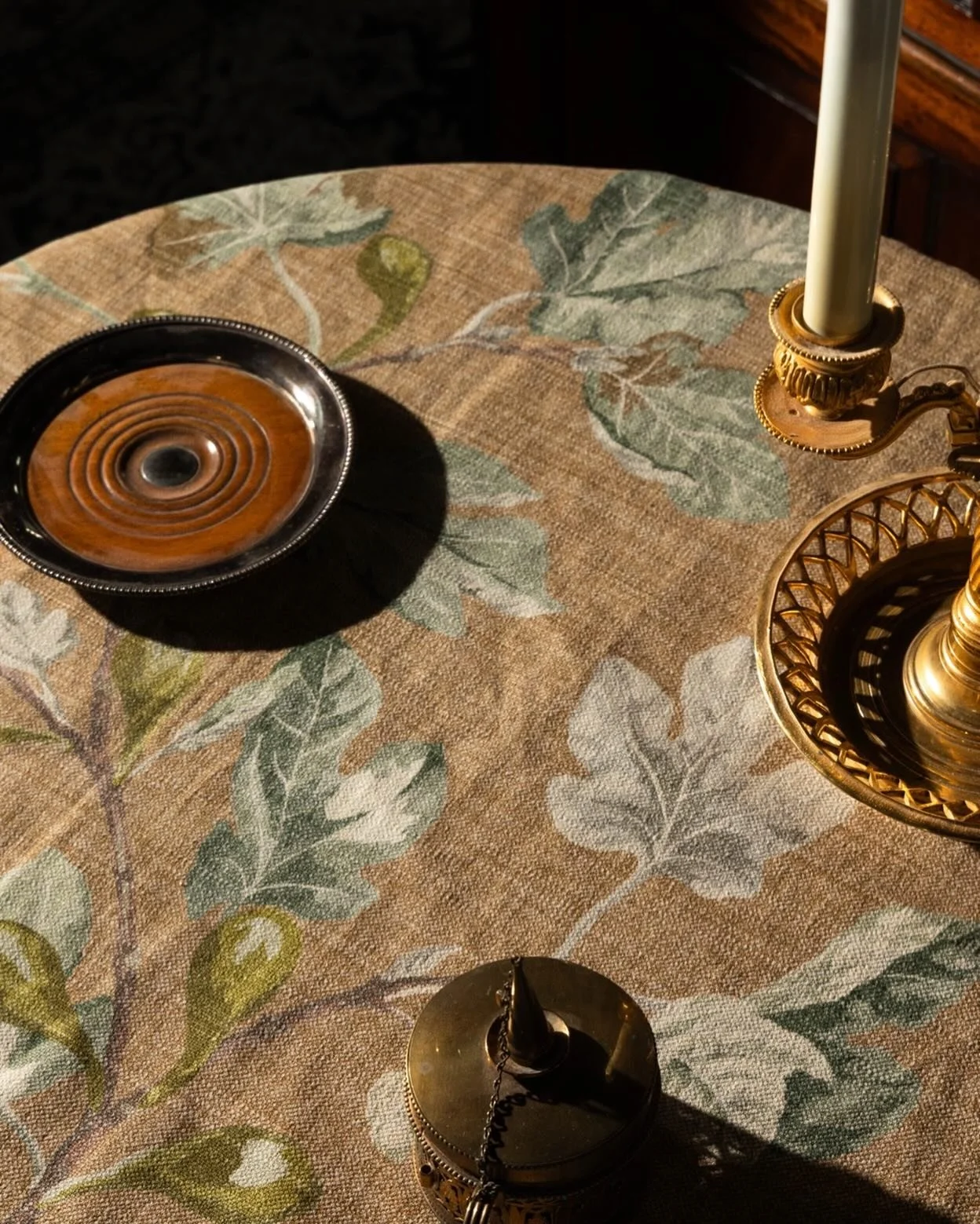 EDEN / # 139-3, printed on a cotton-linen blend with artfully weathered textures that impart an instant lived-in elegance, radiating a soft patina of wear that celebrates American reverence for relaxed sophistication.
32,500 Martindale. Hospitality &