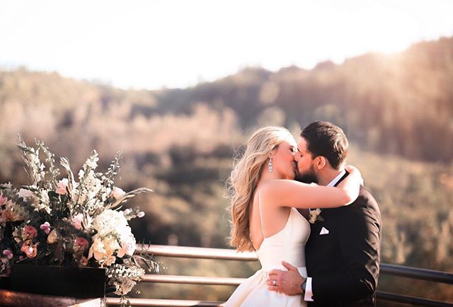 First kiss overlooking dry creek valley in geyserville!! So amazing !! #sonomacountyweddingphotographer #napacountyweddingphotographer #eldoradocountyweddingphotographer#sacramentocountyweddingphotographer#travelingweddingphotographer#dreamy#romantic