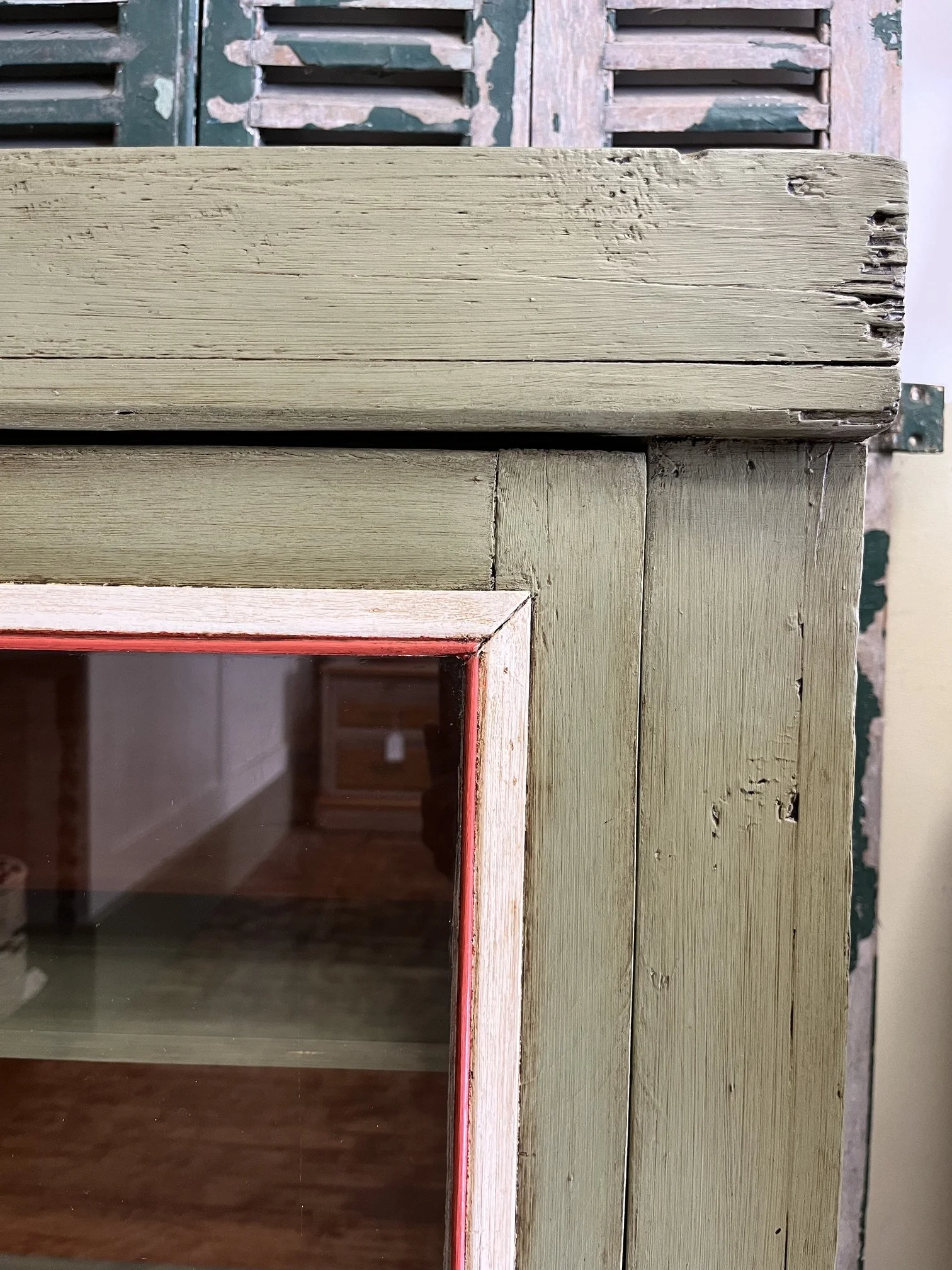 winterbearhome-olive-green-display-cabinet-01.jpeg