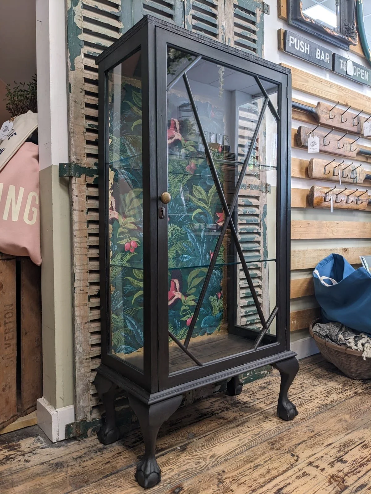 winterbearhome-opulent-tropical-bird-drinks-cabinet-05.JPG