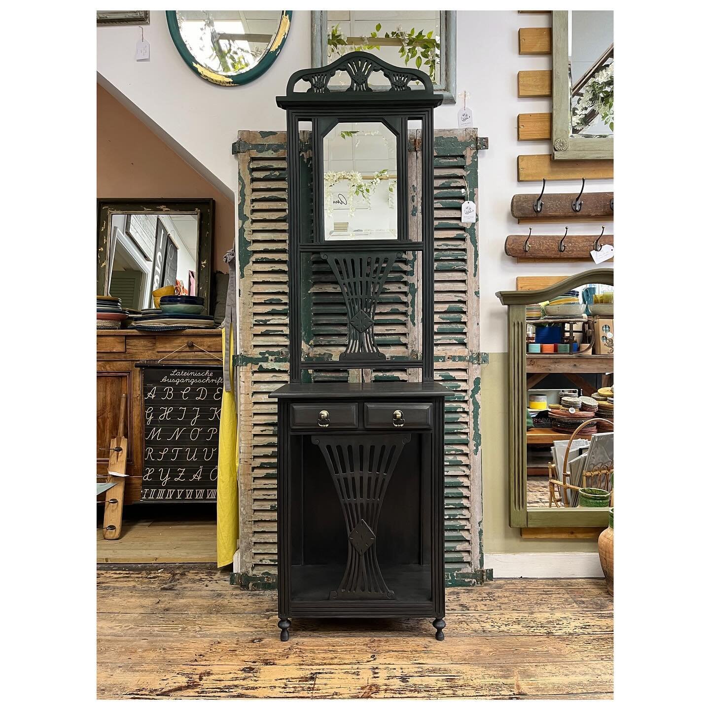 If you&rsquo;re looking for a stand out piece of furniture for your hall or entrance way, this could be it!☝🏼

This wonderful vintage hallway stand has been hand painted in an ombre style using Annie Sloan Amsterdam Green at the top and blending dow