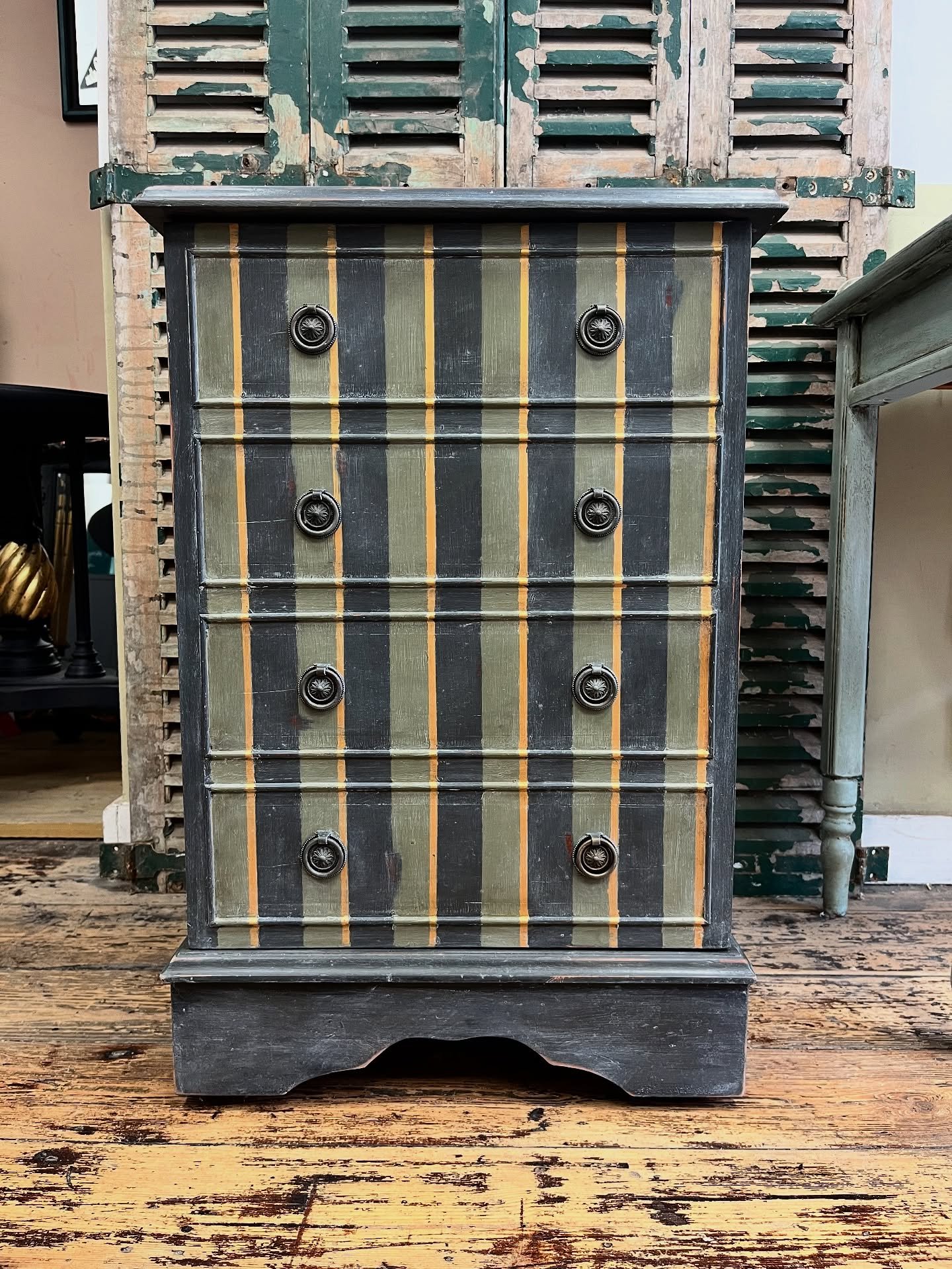 We&rsquo;re calling this&hellip;. The grown up stripe!

We&rsquo;ve had the playful pastels and bright colour pops, but now it&rsquo;s the turn of the aged, rich, earthy toned stripe.

Featuring 3 colours, along with a distressed and faded finish, th