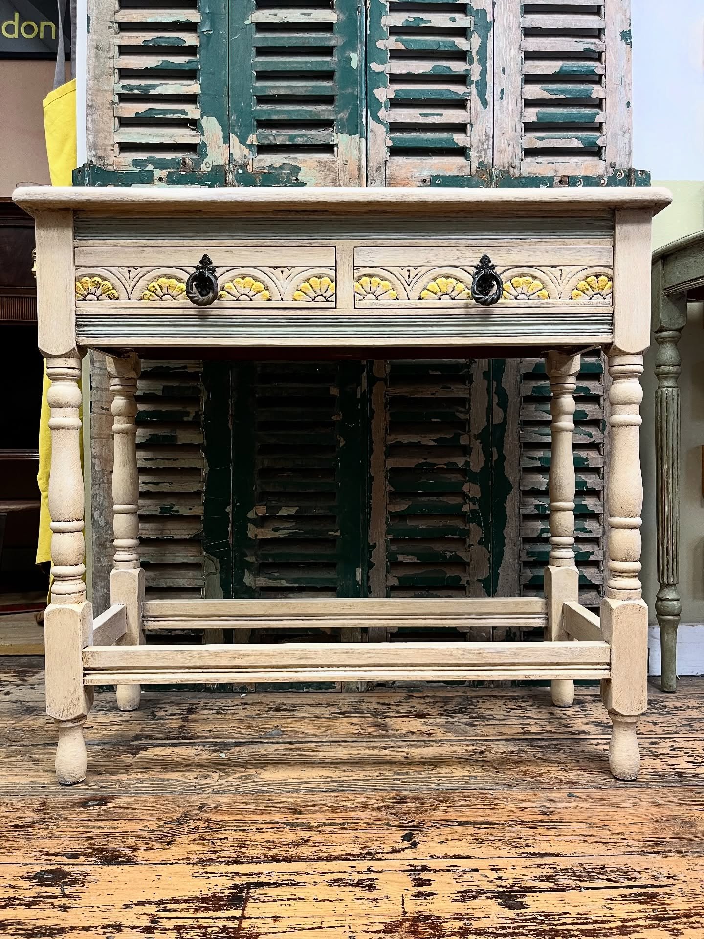 Fridays are for finishing up lovely bespoke pieces for our customers!

Love this colour combo and the little flashes of gold too. Finished up yesterday, and wrapped ready for collection today! 🤍

.
.
.
#bespokefurniture #furniturecommissions #painte