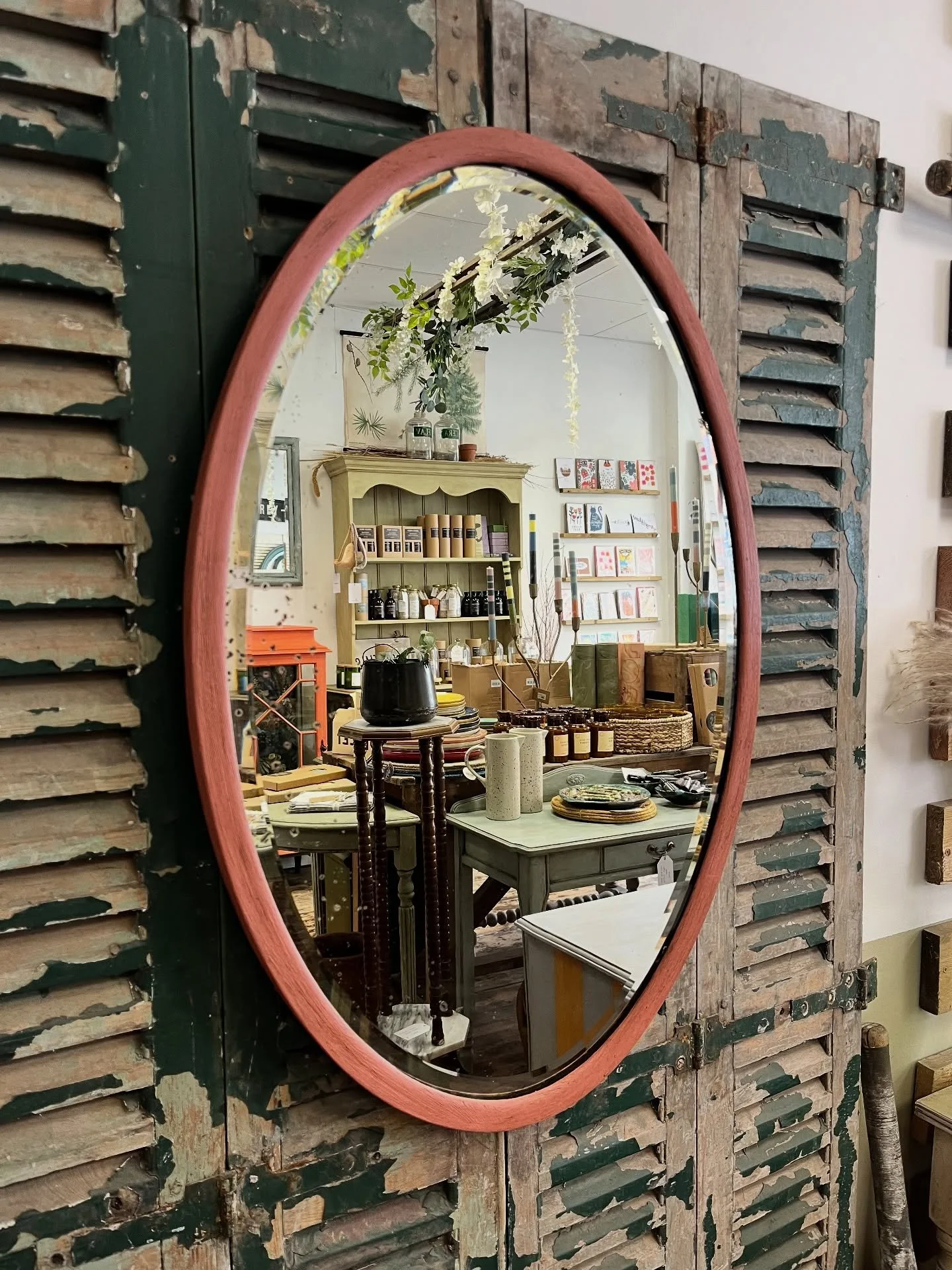 Happy Wednesday friends! Hope it&rsquo;s been a good week so far.

Here&rsquo;s a lovely vintage oval mirror in a warm shade of dusty pink that I thought I&rsquo;d told you about already, but just found it in our drafts. 🤦🏼&zwj;♀️
It&rsquo;s a simp