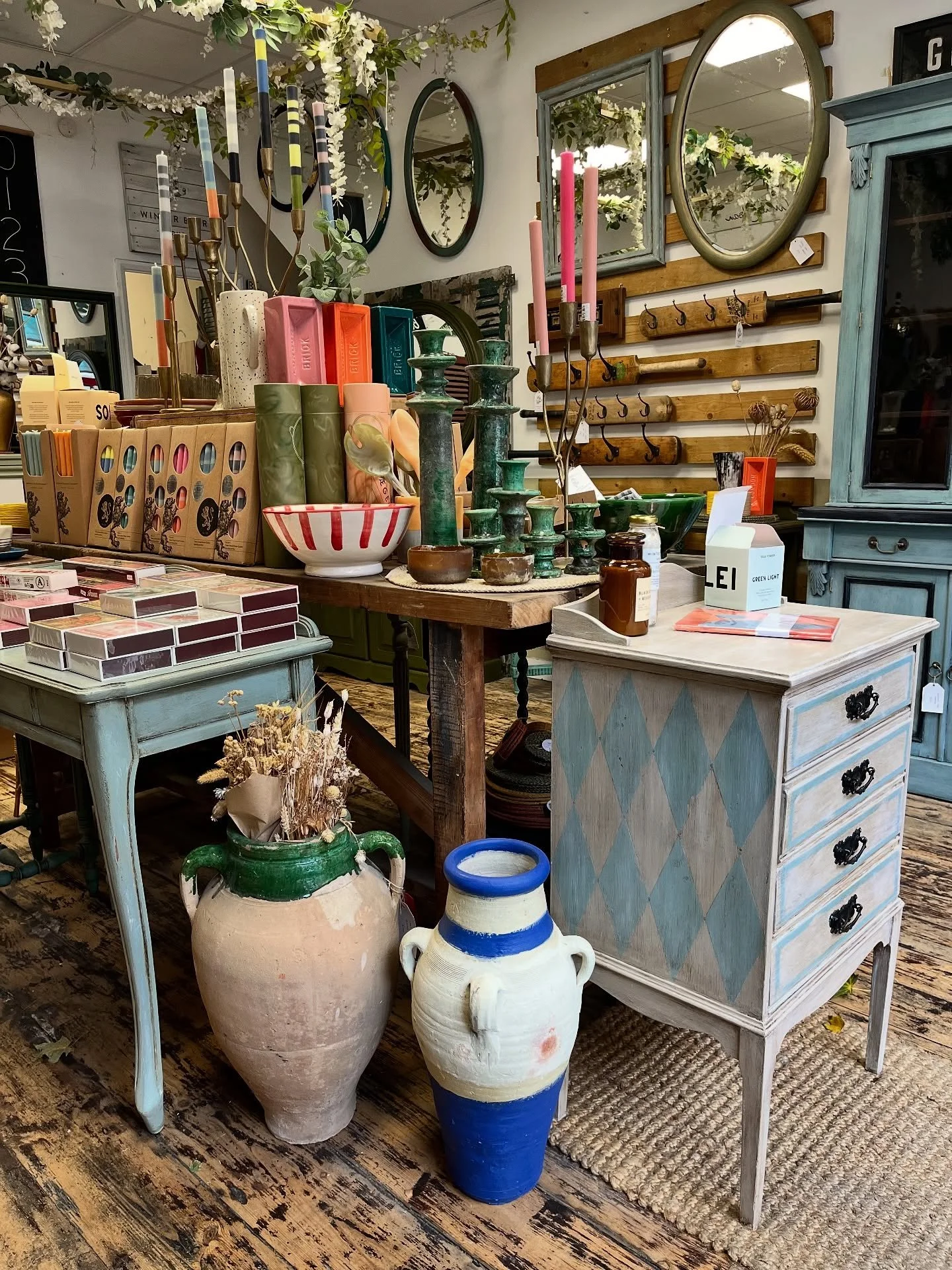 It’s another bright and colourful Saturday in our little shop! ✨
The eagle eyed among you may have spotted a new piece of furniture in this shot too 👀
We’ll be sharing more pics of it next week (if it hasn’t been snapped up befor