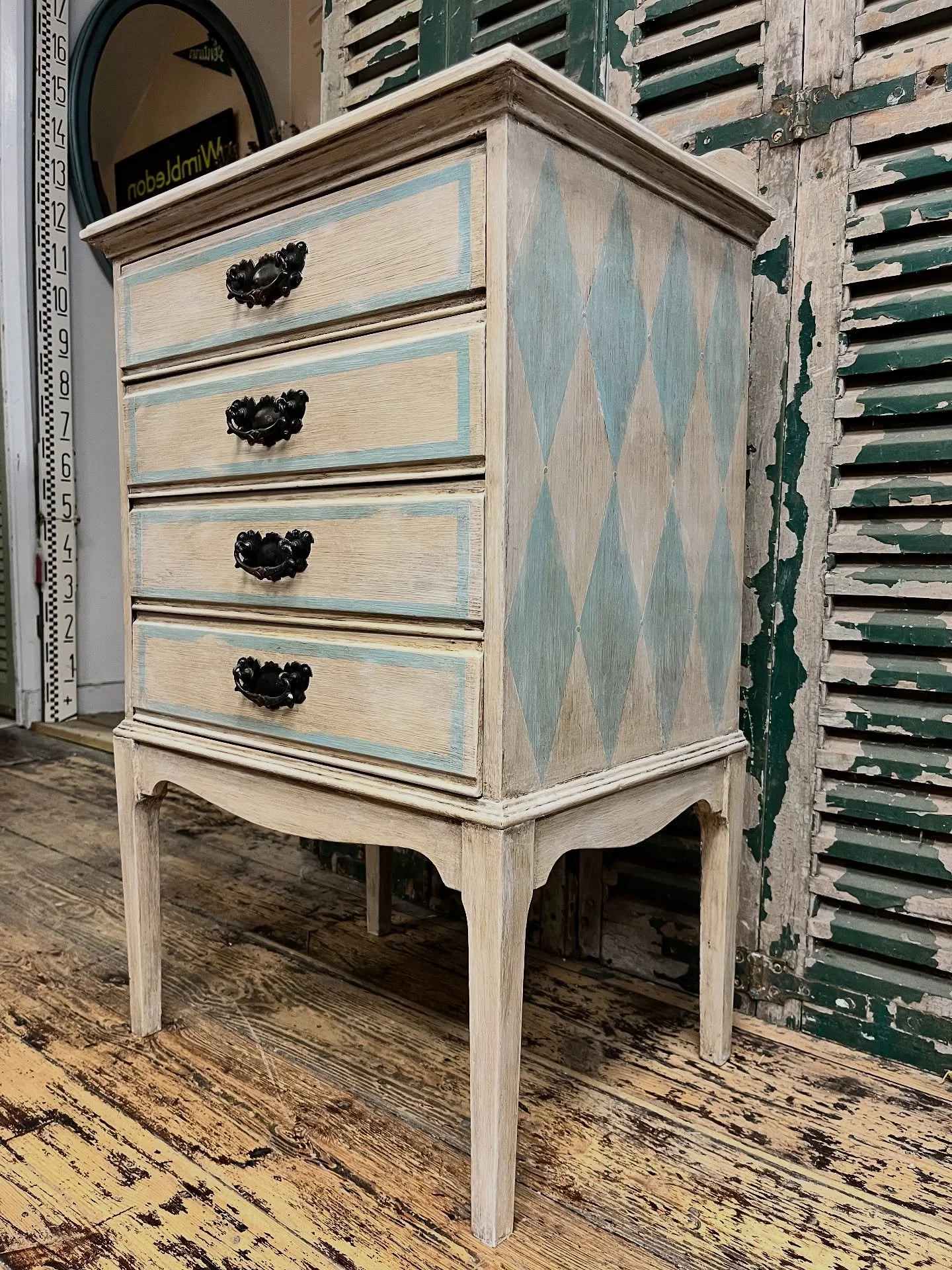 🩵🤍 NEW! 🤍🩵
Did you spy this beauty in our last post? Subtle from the front, with a surprising unique twist to the sides! 
What more could you want from a piece of furniture.
Now for the painty info for those of you who are interested: 
Hand pa