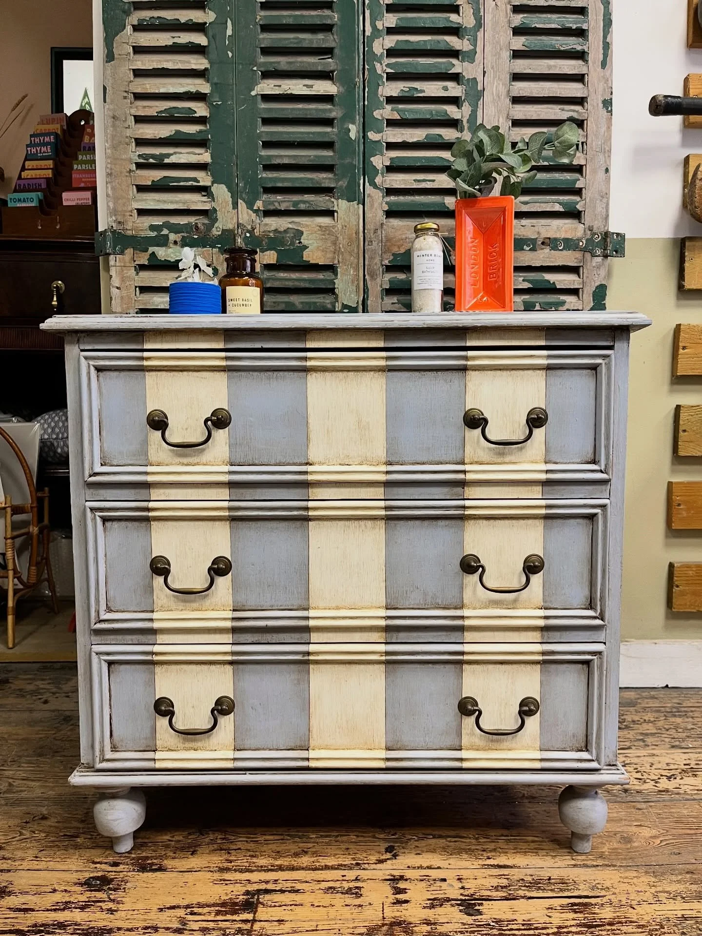 💙🤍 NEW 💙🤍

It may be a new year but our love for stripes is going nowhere! Will whipped up this lovely chest of drawers last week and it made its debut on the shop floor on Saturday.

Hand painted in a playful blue and white stripe design, along 