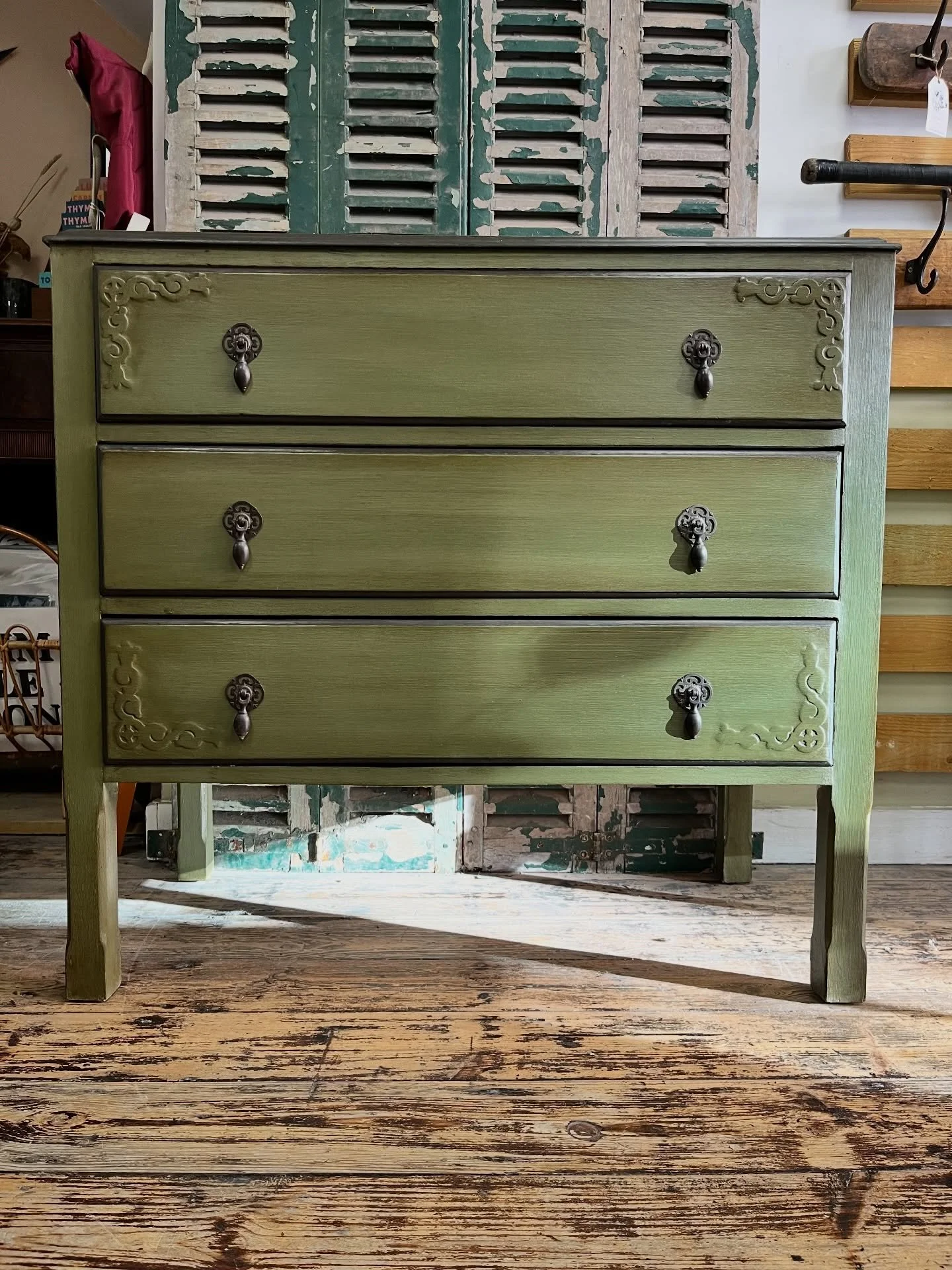 We are starting our week by sharing this beautiful bespoke chest of drawers that Will created for a client this month.

This piece was commissioned by a lovely customer to match a chest of drawers they bought from the shop last year! 🙌🏻 

Coinciden