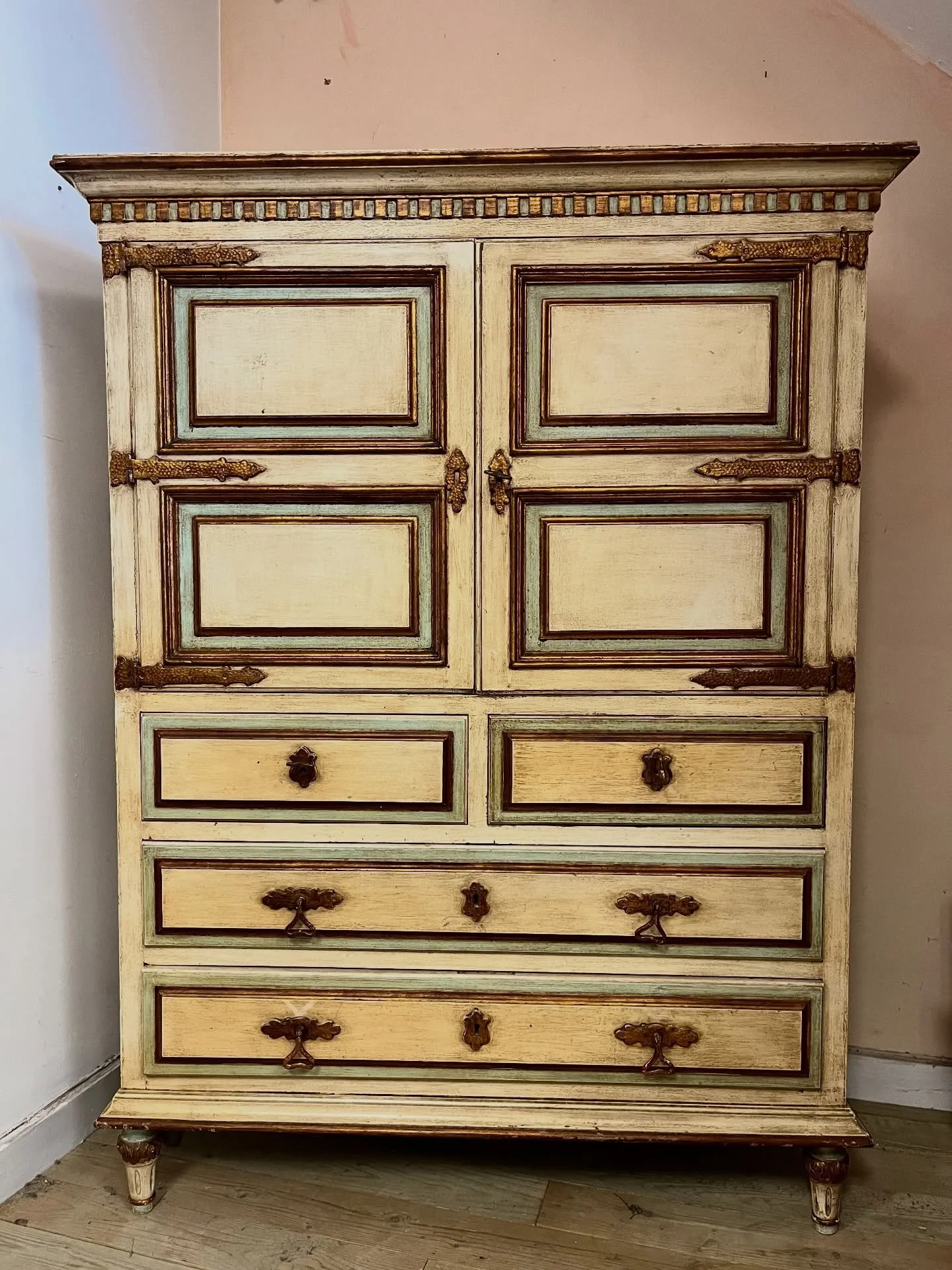 IT&rsquo;S HERE! 🙌🏻

I promised you a stunner of a piece last week and here it is, ready to be seen! 

This beautiful vintage Florentine style cupboard is full of Italian rustic charm, with dark gold gilding and panel details, original brass handle