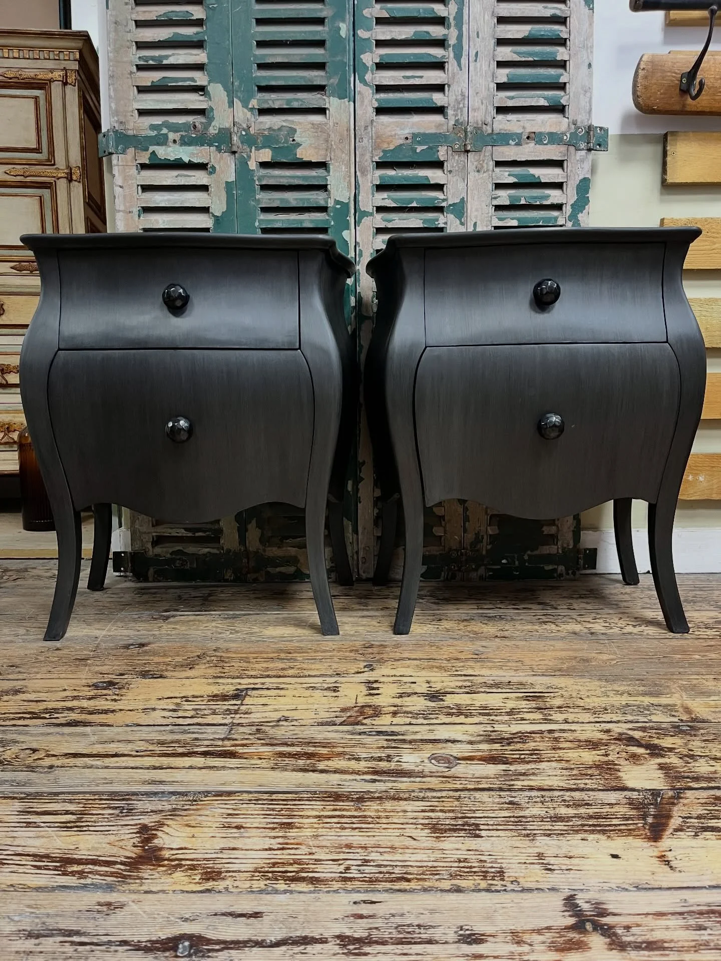 🖤 Smooth and sleek! 🖤

That was the brief and we stuck to it.

These wonderful bedside tables have been hand painted in a flat finish in rich graphite with a black wax and are all finished up and ready to return home to our lovely client, just in t