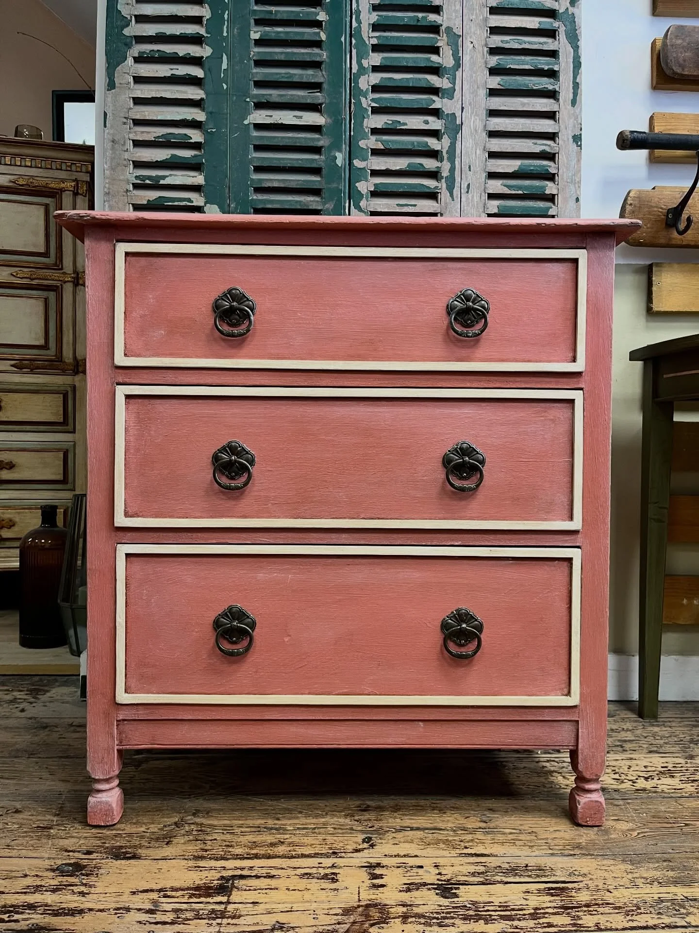 💕 NEW 💕

Oh beautiful dusty Scandinavian pink, you will always have a special place in our hearts. Then we went and added a white beading edge detail to the drawers and whoops you have our whole heart!

If this pretty hand painted vintage chest of 