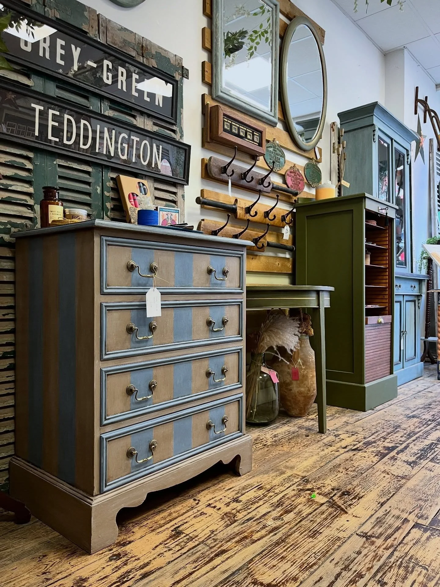 🐰🐣 Easter Weekend Hours 🐣🐰 

Good Friday: 10am - 5pm
Saturday: 10am - 5pm

Sunday &amp; Monday: Closed.

So if you&rsquo;re planning some home shopping over this Easter break, we hope you&rsquo;ll pop in!