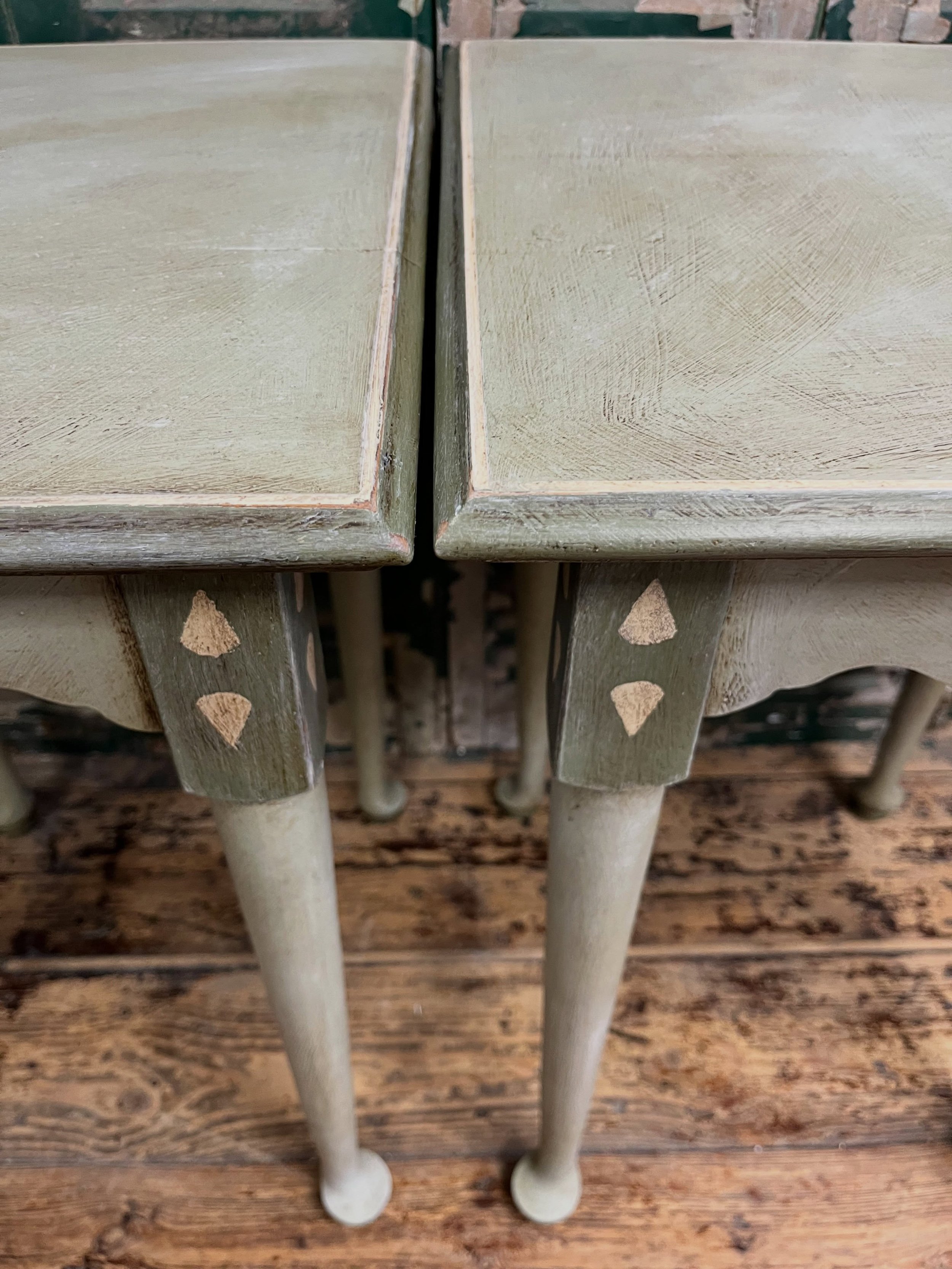 👀 SNEAK PEEK 👀 

Something new is ready for you, but what&rsquo;s catching your eye the most?

The rustic layered paint?
The lovely calming shades of green? (Annie Sloan of course!)
The delicate line edge details?
The coloured waxes?
The hand paint