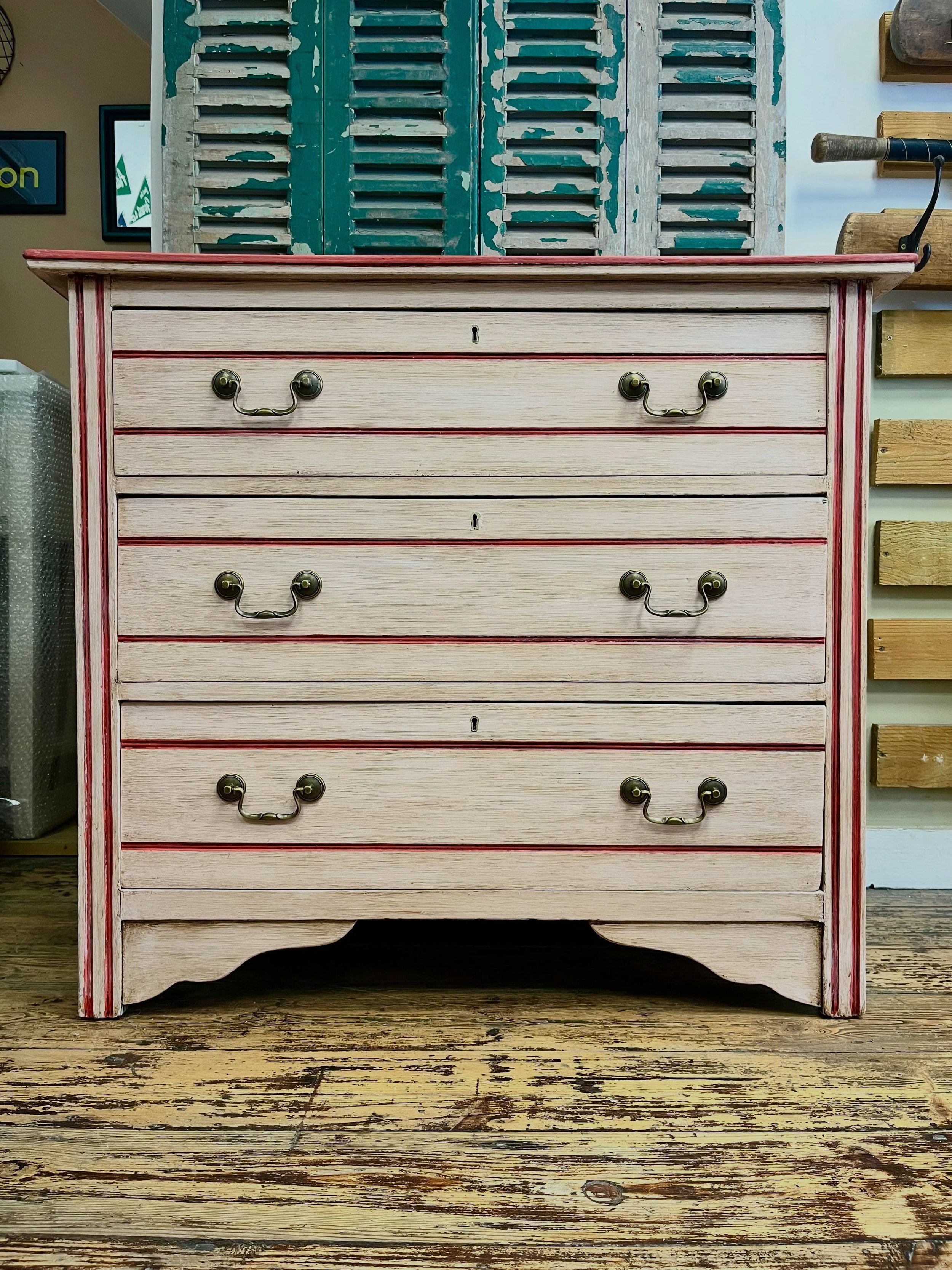 ❣️💕 RASPBERRY RIPPLE 💕❣️

This hot weather has clearly worked its way into our furniture too because this latest hand painted chest of drawers has a distinct raspberry ripple ice cream feel to it (with a hint of strawberry laces too!)

If you&rsquo