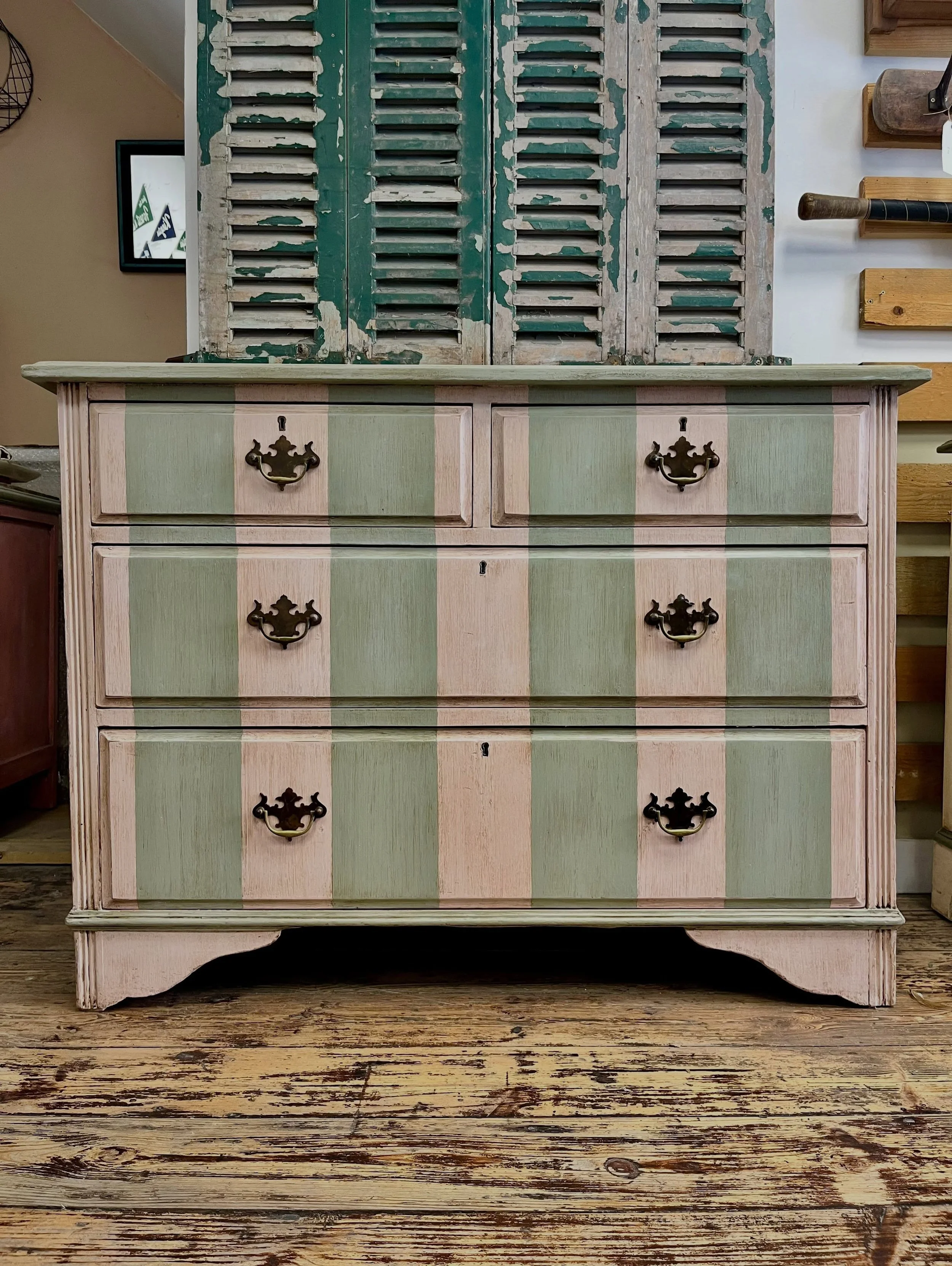 💚 NEW 💗

Before we have a little summer break, we have one more new piece for the shop to share with you all, and it involves everything we love (and we know you guys love too): 

- A great piece of vintage furniture
- Pink and green colour way
- S