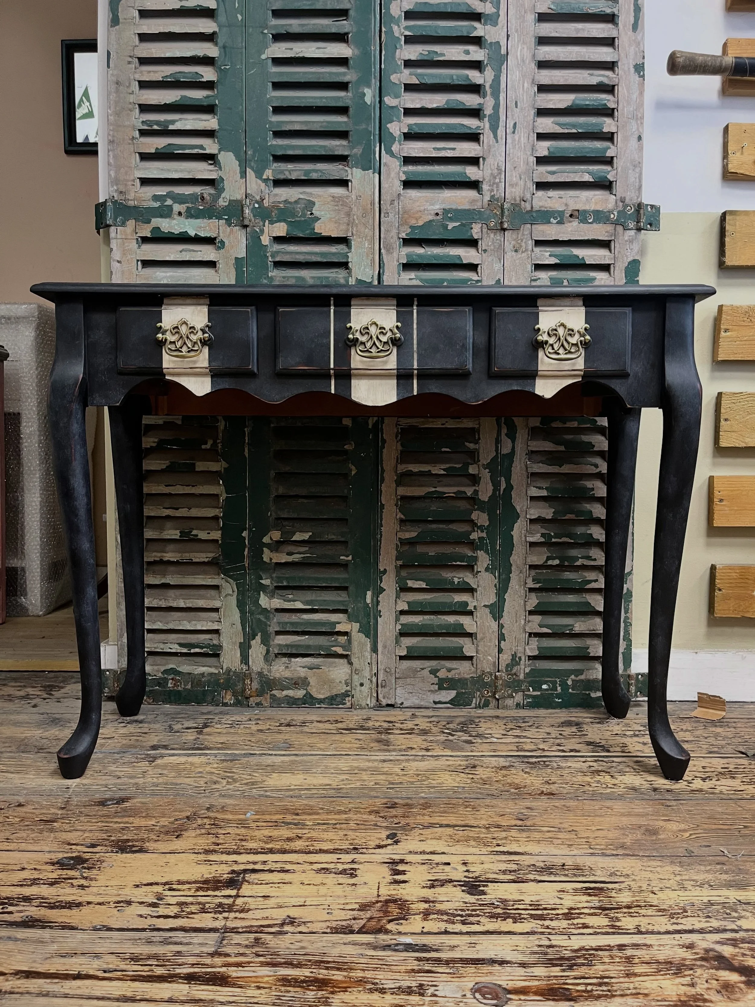 NEW 💫

This striking console table will make your hallway stand out for all the right reasons.

Hand painted and refinished in Annie Sloan rich Graphite with a white stripe detail to the drawer fronts. Layers of white, dark and black wax create a su
