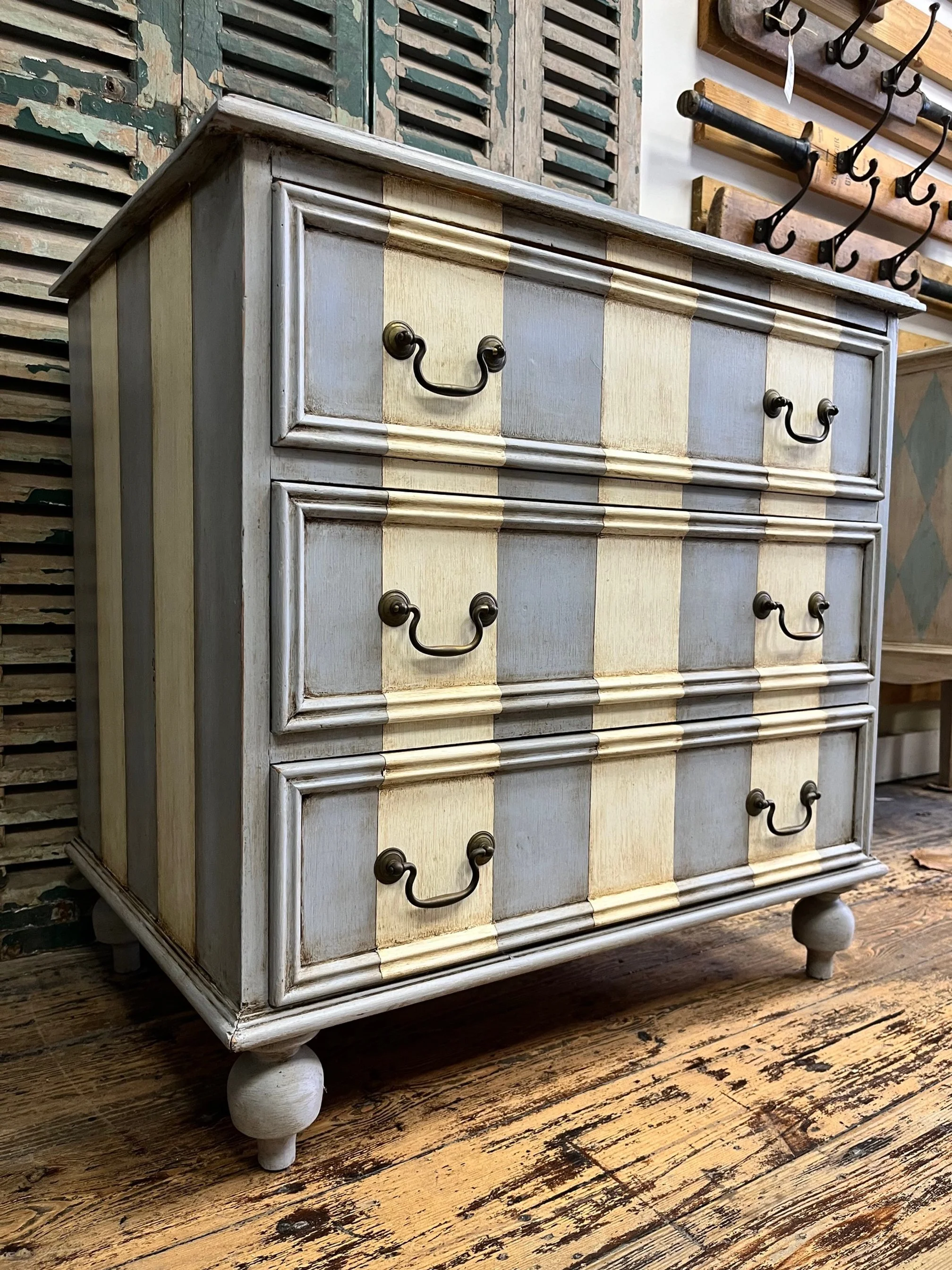 winterbearhome-blue-white-striped-chest-of-drawers-01.jpeg