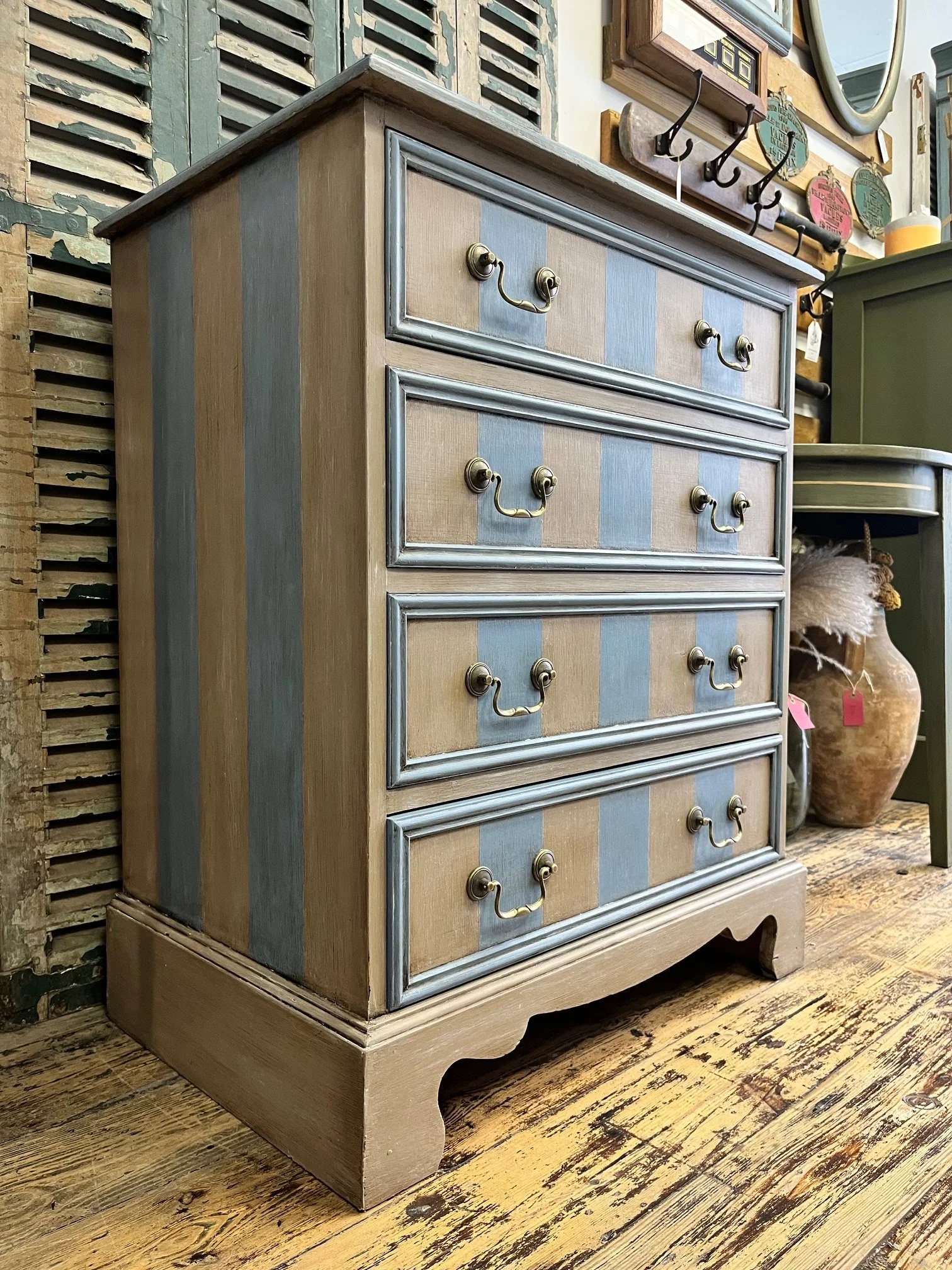 winterbearhome-striped-chest-of-drawers-01.jpeg