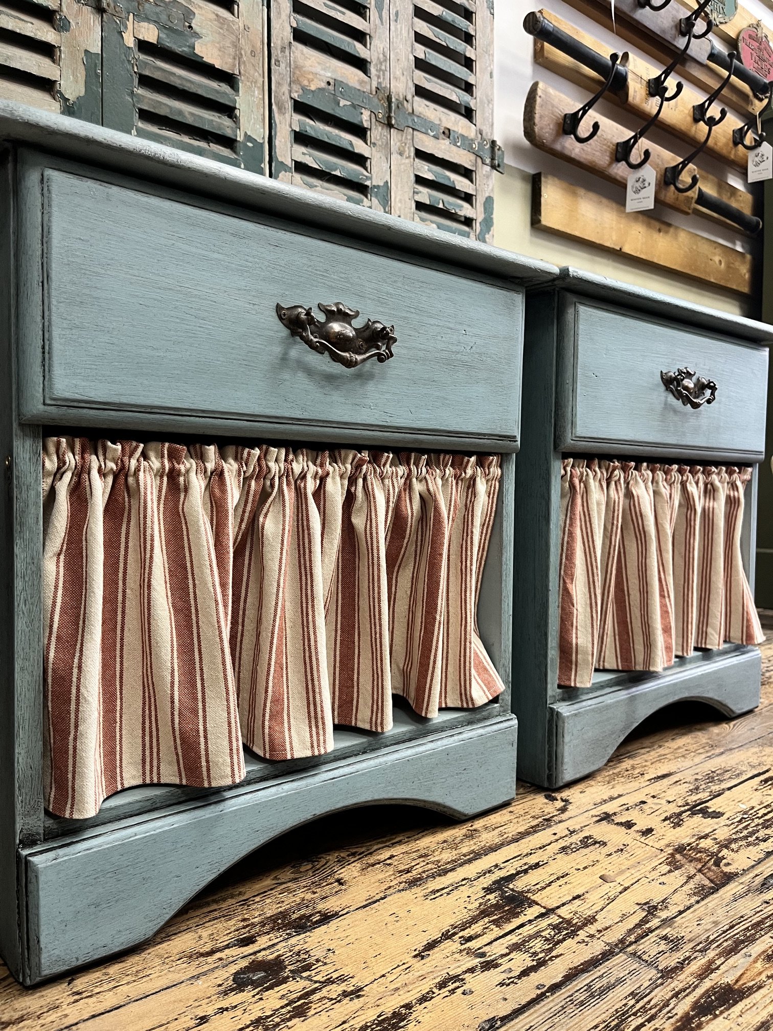 winterbearhome-pair-of-bedsides-with-cafe-curtain-04.jpeg