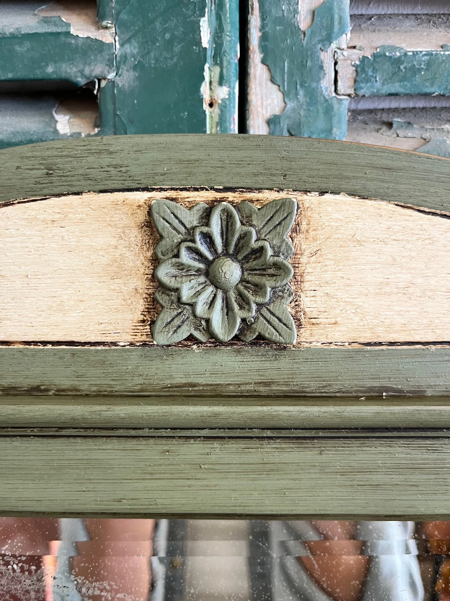 winterbearhome-olive-small-overmantle-mirror-01.jpeg