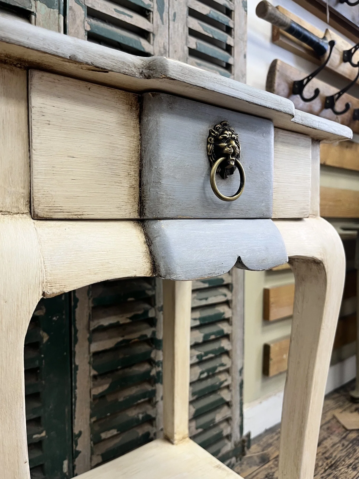 winterbearhome-rustic-lion-handle-side-table-03.jpeg