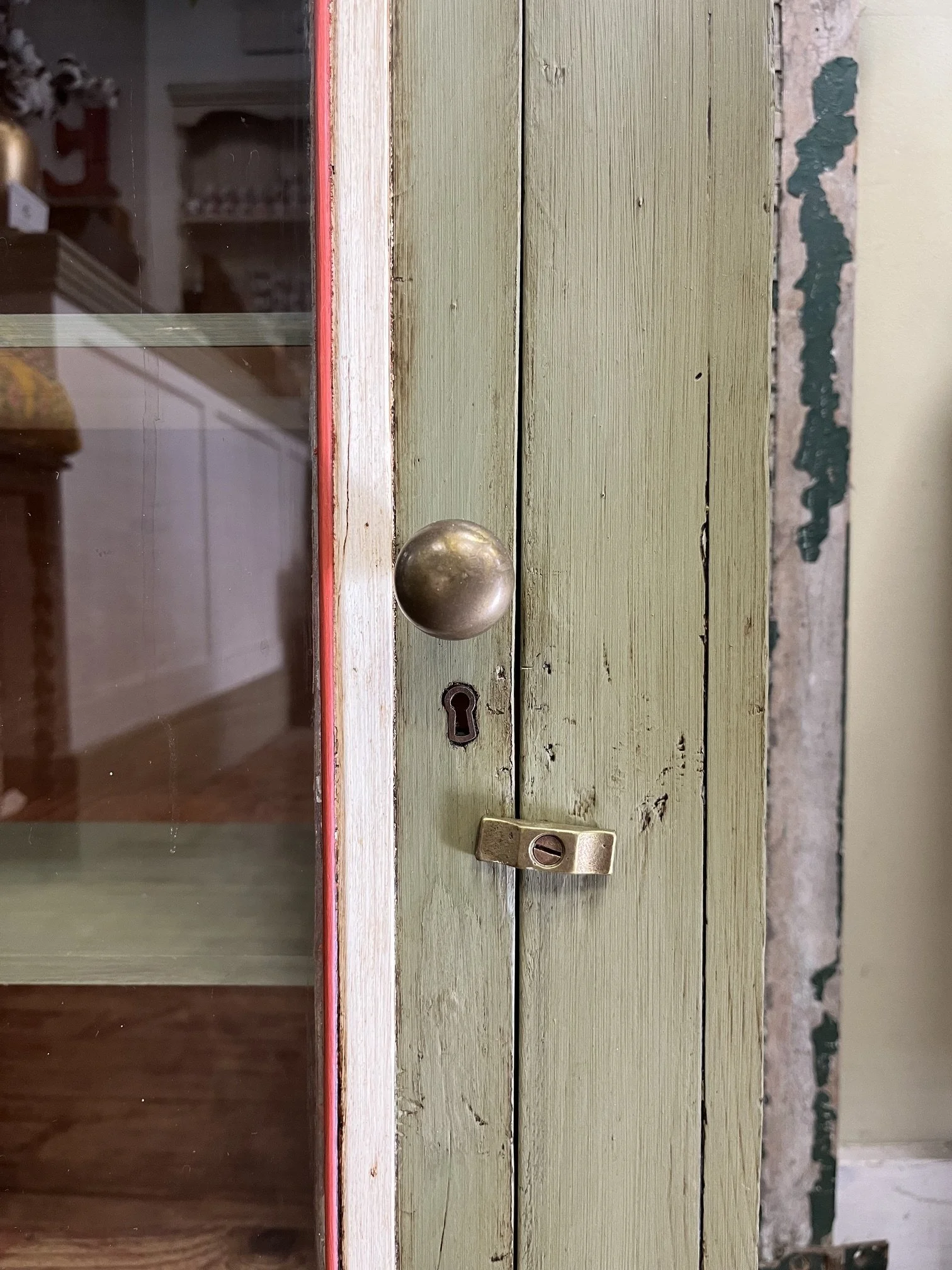 winterbearhome-olive-green-display-cabinet-02.jpeg