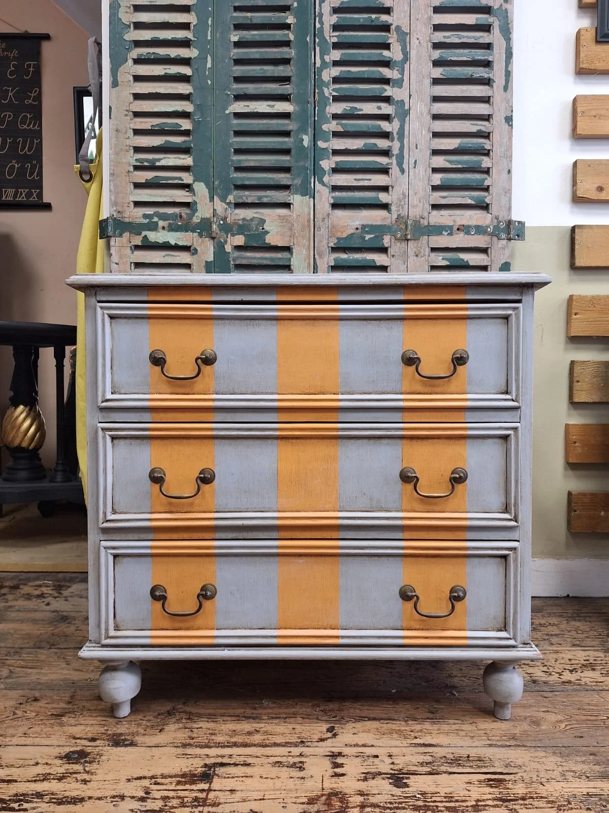 winterbearhome-blue-orange-striped-chest-of-drawers-01.JPG