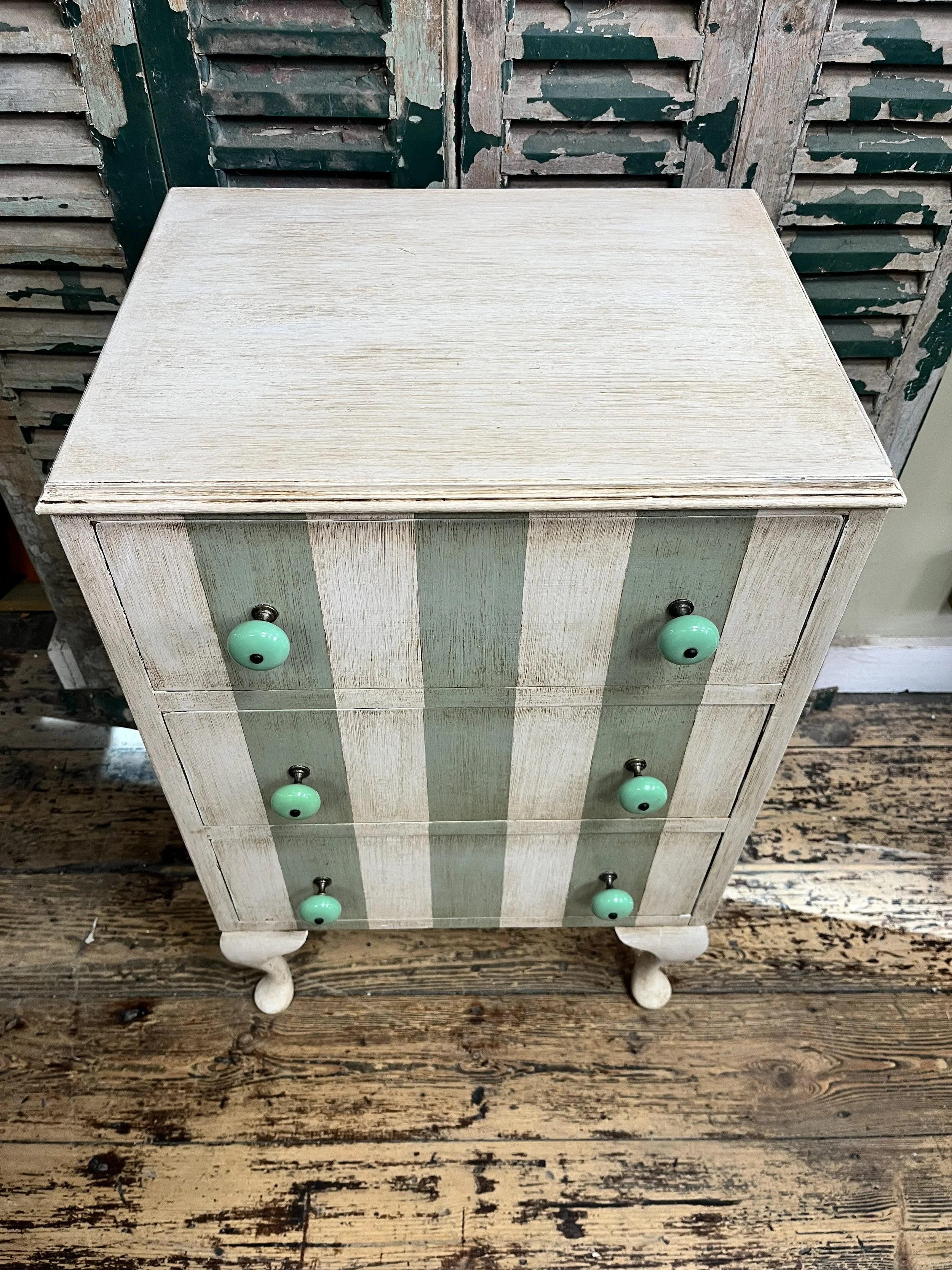 winterbearhome-green-striped-bedside-table-01.jpg