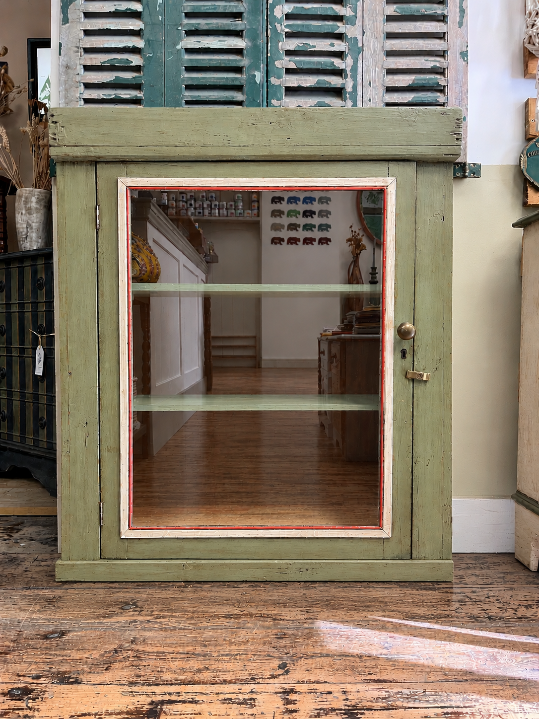 winterbearhome-olive-green-display-cabinet-07.png