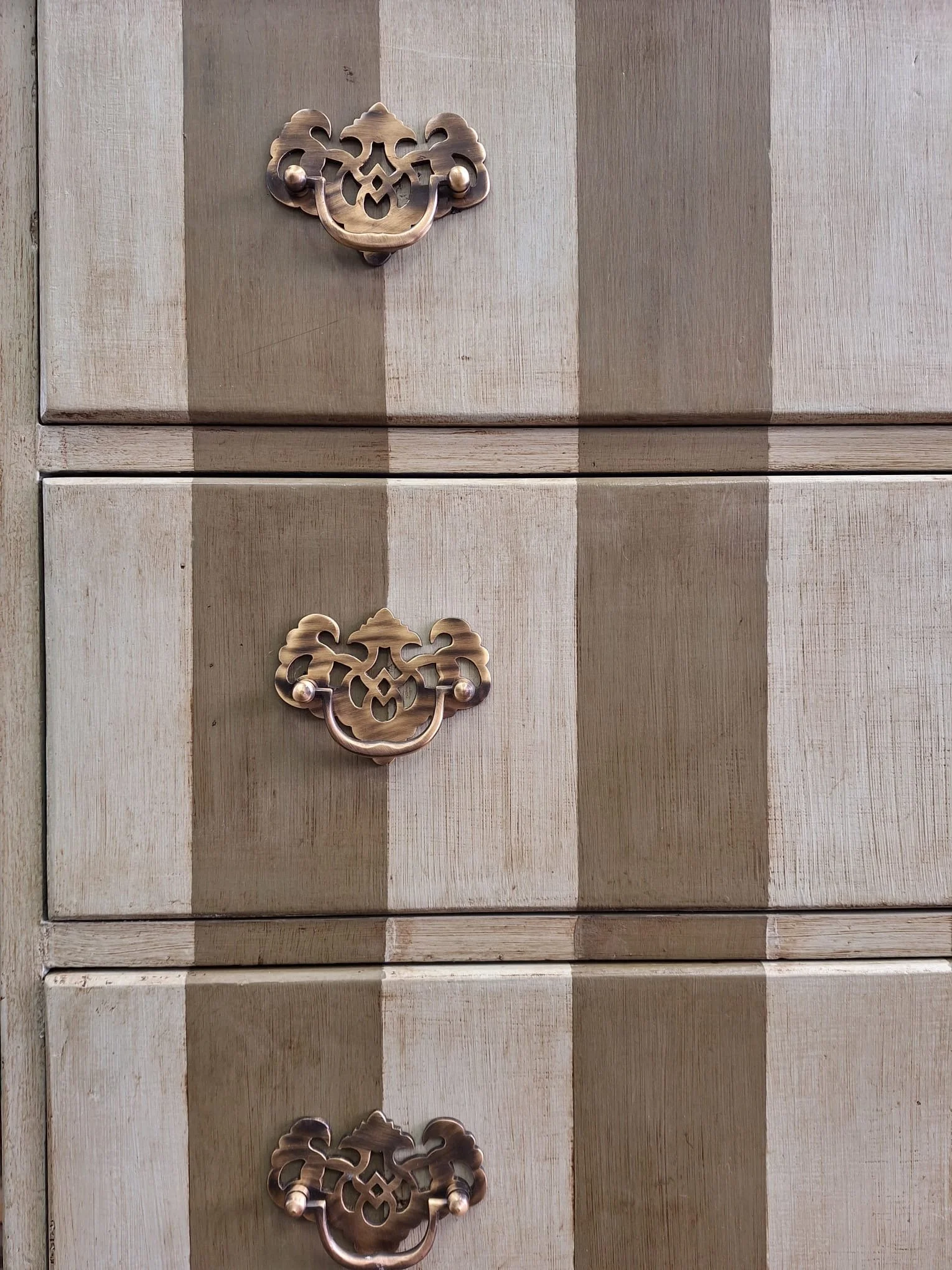 winterbearhome-green-striped-chest-of-drawers-01.JPG