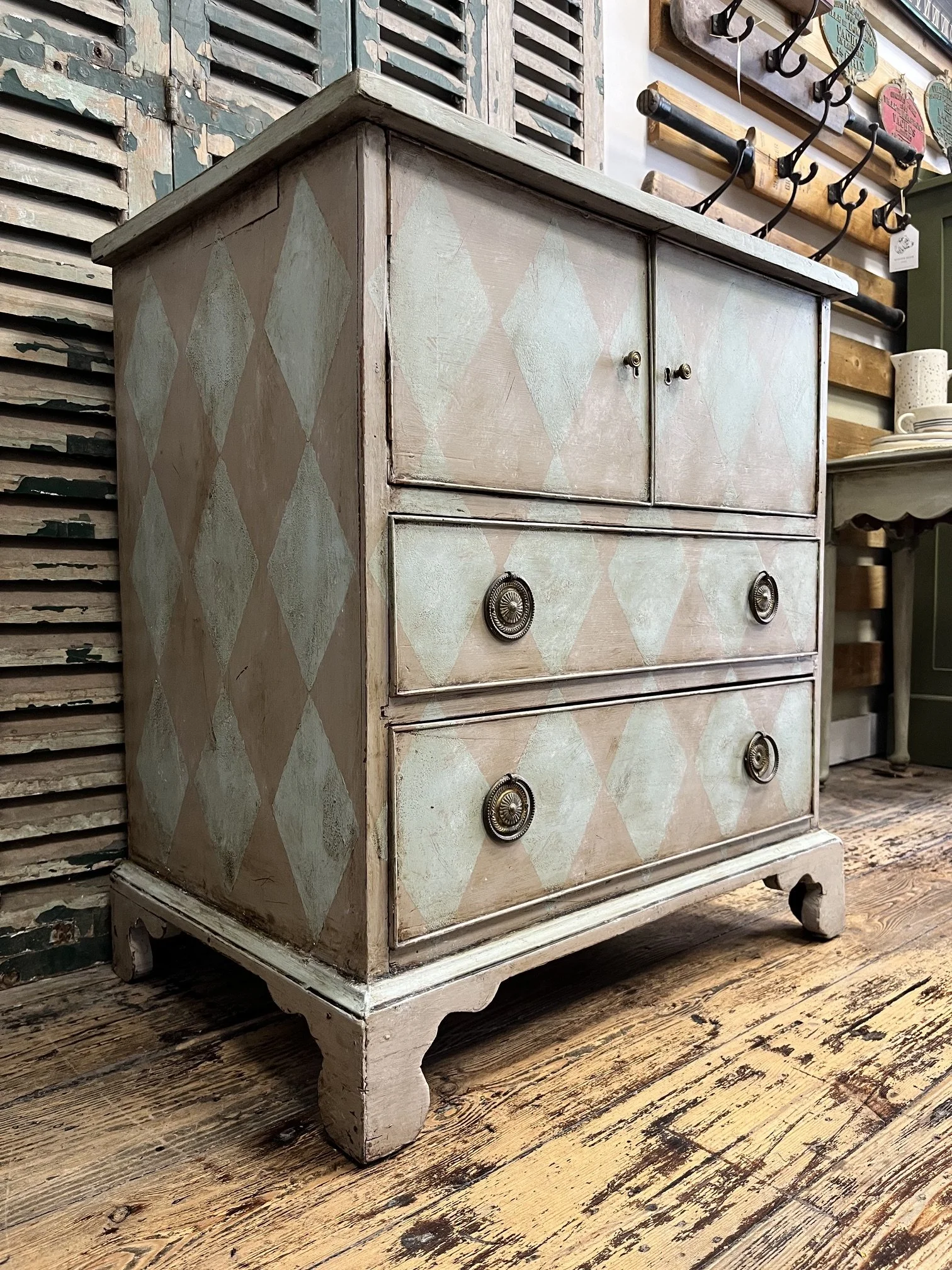 winterbearhome-harlequin-cupboard-02.jpeg