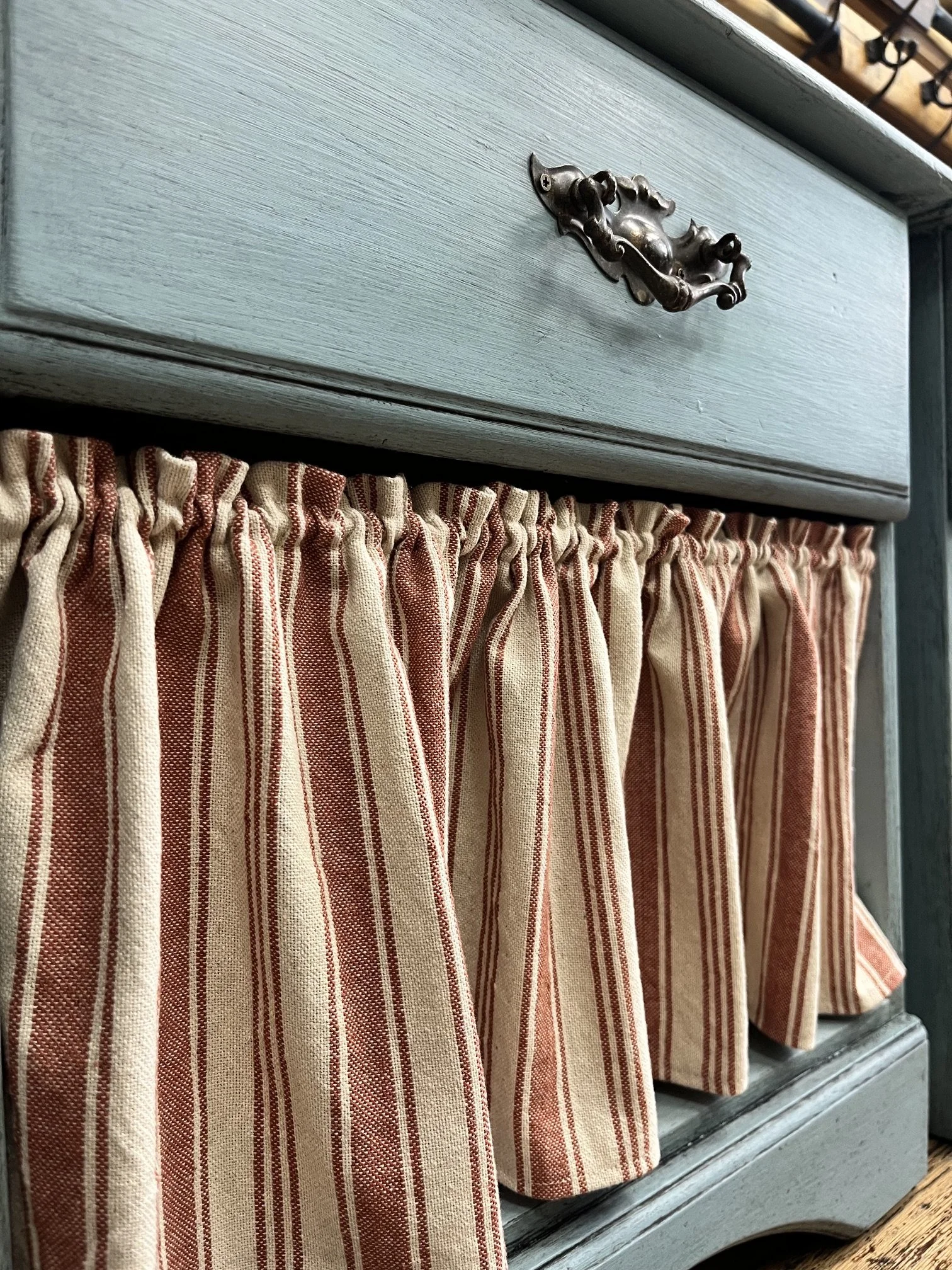 winterbearhome-pair-of-bedsides-with-cafe-curtain-05.jpeg