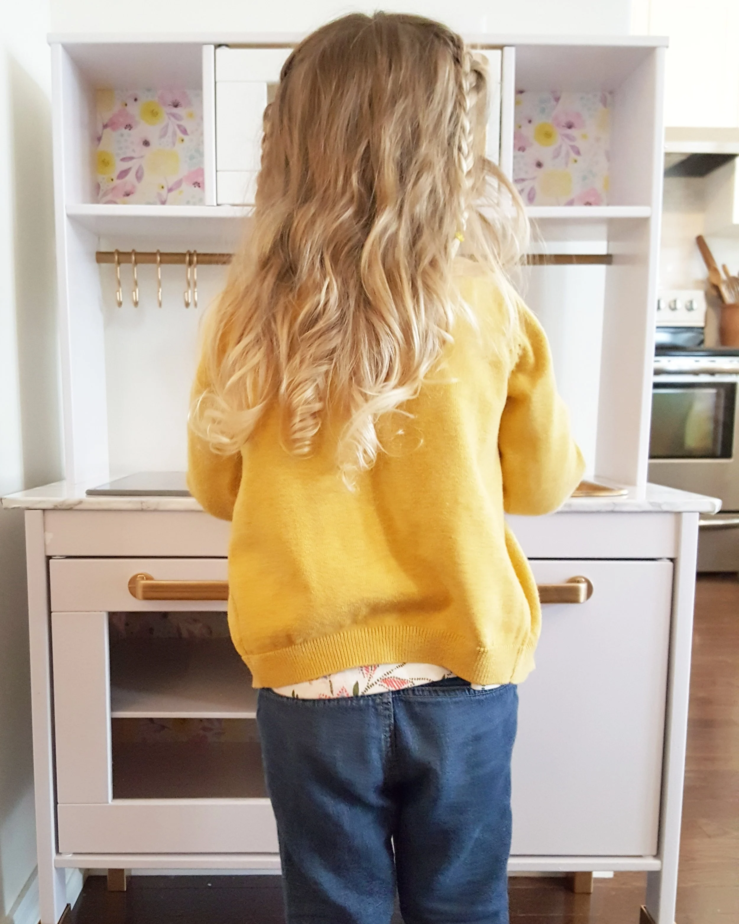 DIY: Hannah's Play Kitchen