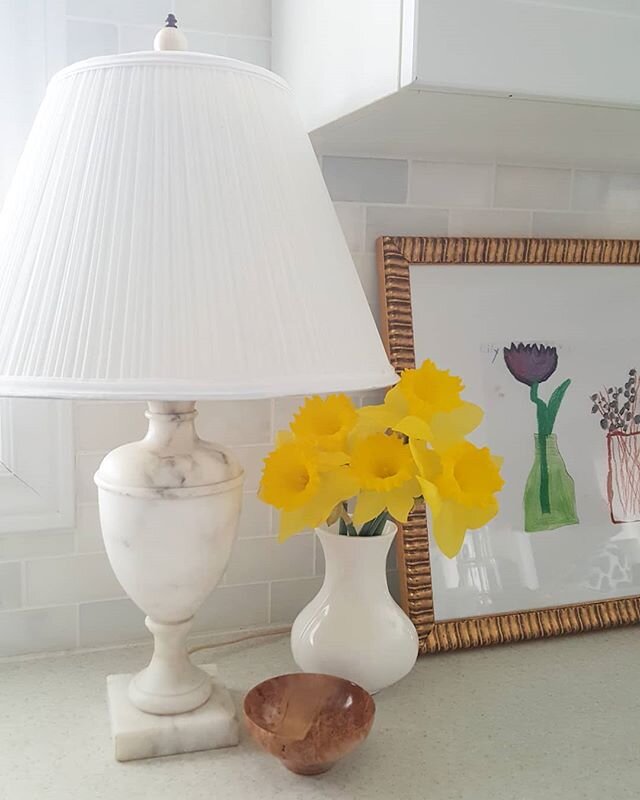 Prepping our kitchen for a crafternoon with the munchkins. We're bringing the sunshine in with this little $5 marble lamp, daffodils and an original pastel drawing by Miss Lily 💛
.
#carleybrandondesigns #redesign #kijijifind #kitchen #smpliving #smm