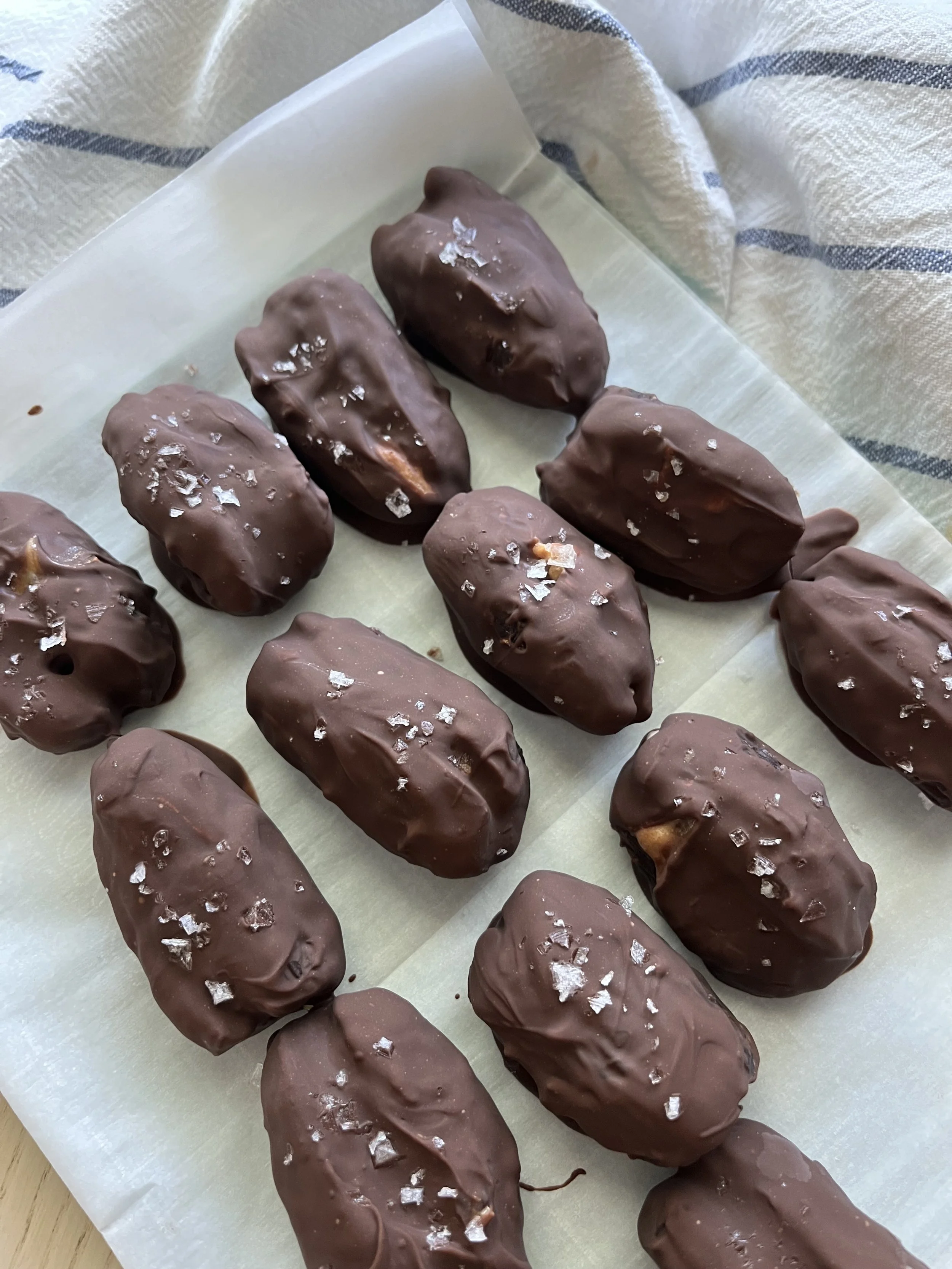 🍫 chocolate covered peanut butter stuffed dates