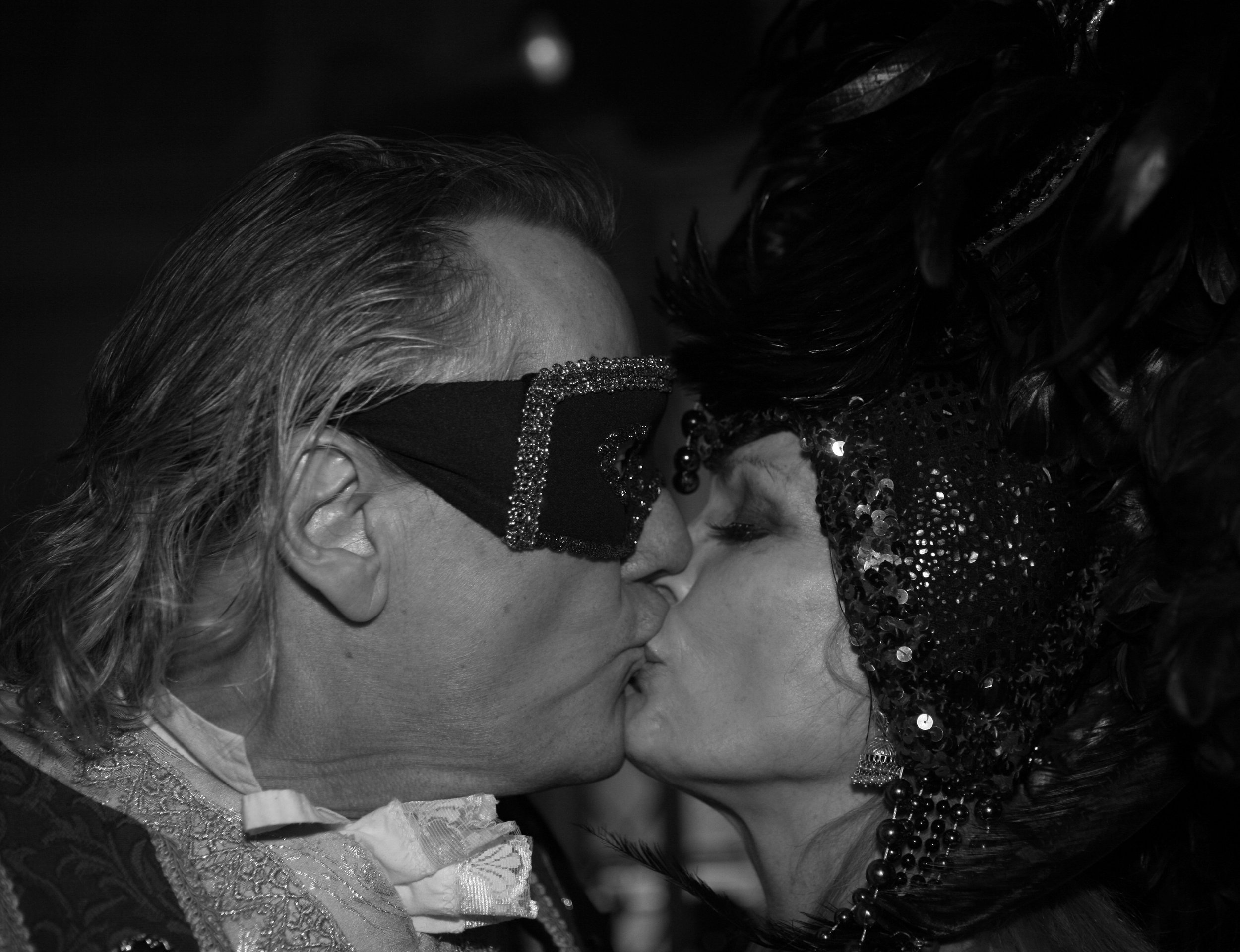 web kiss paris party .jpg