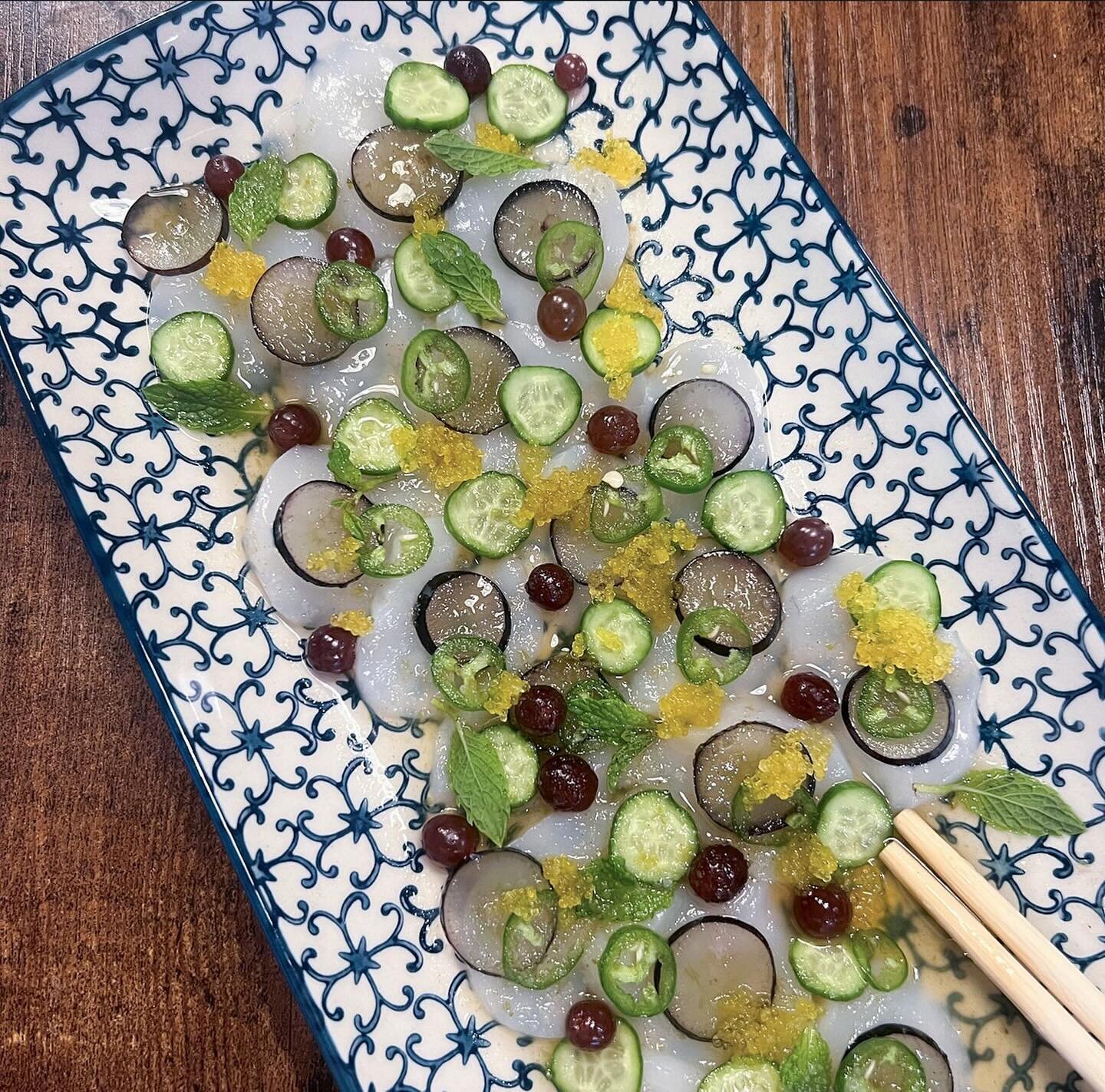 When it&rsquo;s warm, I want all the cool things&hellip; like this spicy scallop crudo. Which btw, is delish!

full recipe on lindsayEats.com
link in bio @_lindsayeats_ 

#raw #sushi #sashimi #crudo #scallop #seafood #shellfish #pescatarian #grapes #