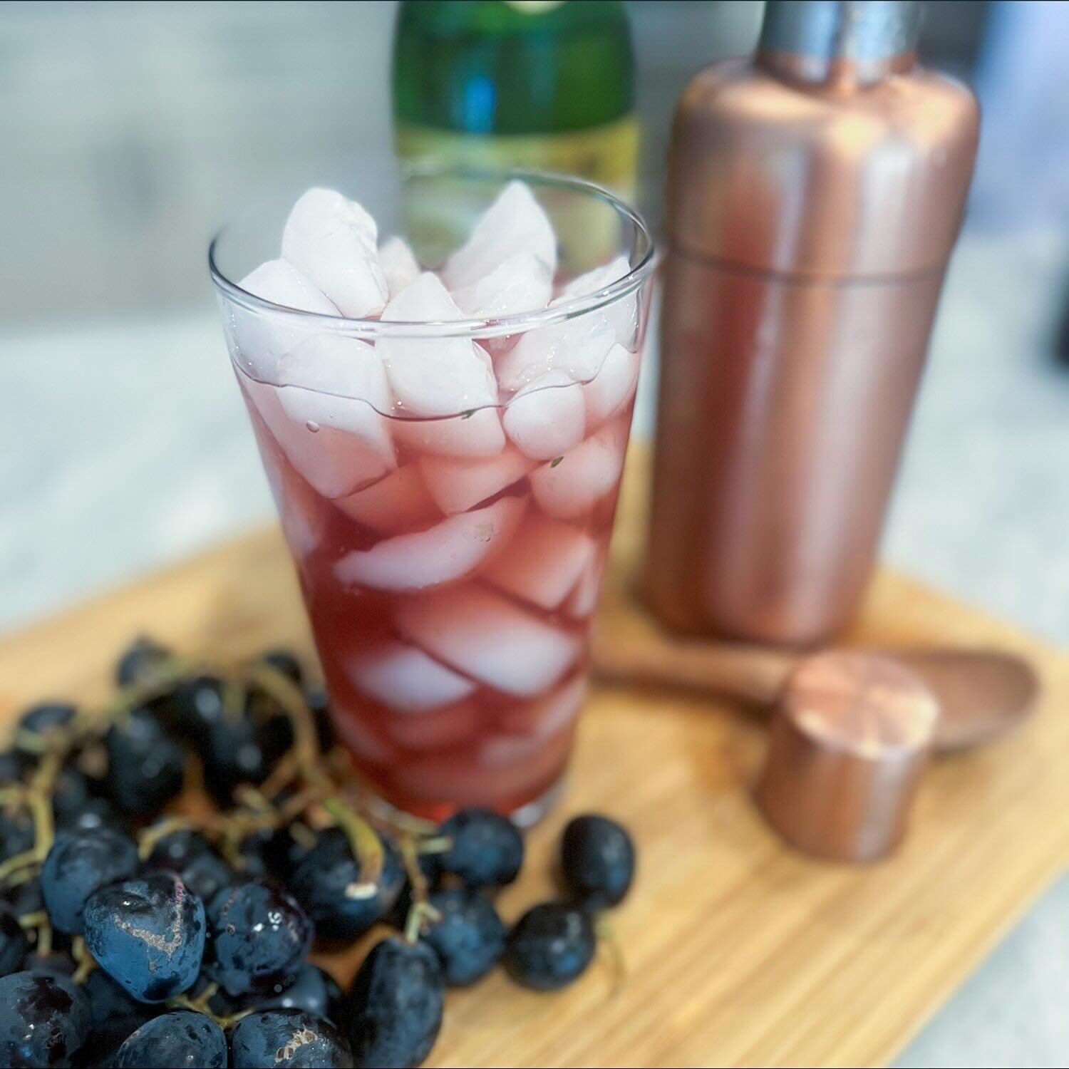 If you&rsquo;ve got the ingredients for my spicy scallop crudo; you may as well go ahead and make this grape, cucumber and mint sake spritzer to pair with it 🤷&zwj;♀️

full recipe on lindsayEats.com
link in bio @_lindsayeats_ 

#sake #spritzer #grap