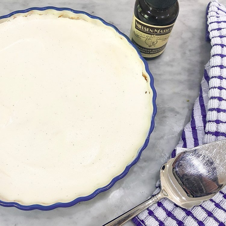 Vanilla bean cheesecake- just right for tomorrow&rsquo;s bday celebration&hellip;

full recipe on lindsayEats.com
link in bio @_lindsayeats_ 

#cheesecake #vanillabean #vanilla #vanillacheesecake #cake #birthday #foodinspo #recipeinspo #feedfeed #foo