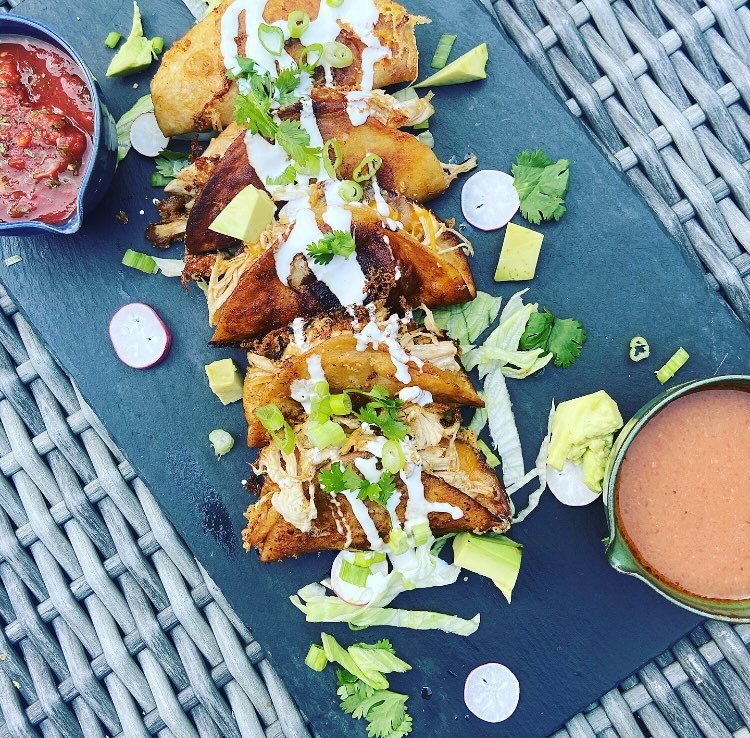 Who wants chicken tinga tacos for #tacotuesday?!? 🙋&zwj;♀️

full recipe on lindsayEats.com
link in bio

#chicken #tacos #chickentacos #chickentinga #crispytacos #sauce #tinga #salsa #crema #foodinspo #taco #recipe #recipeinspo #allrecipes #recipeoft